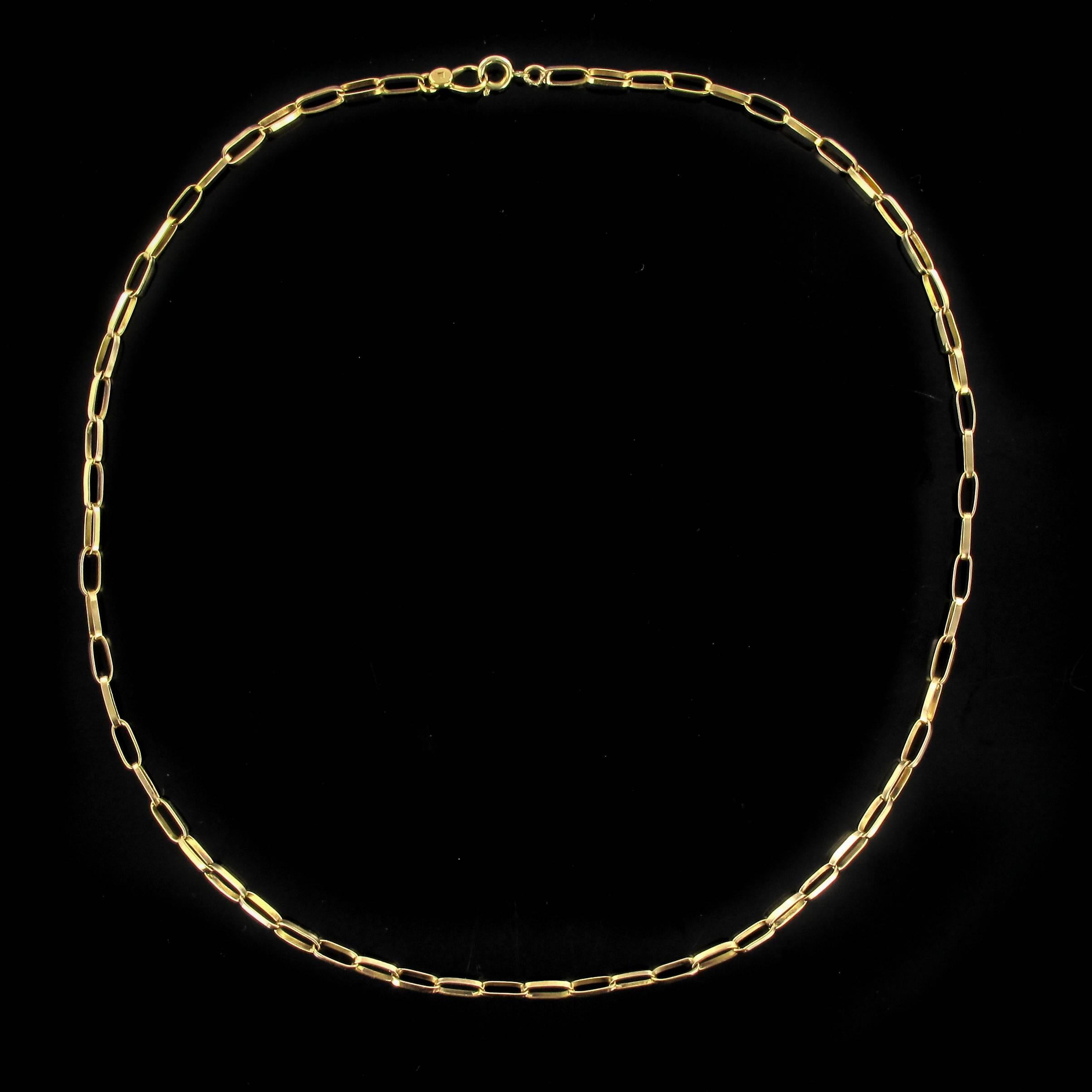 Chain in 18 karats yellow gold.
Length: 44 cm, link width: about 3 mm.
Weight: 6.7 g approximately.
Mesh type: staple
Clasp: spring ring.