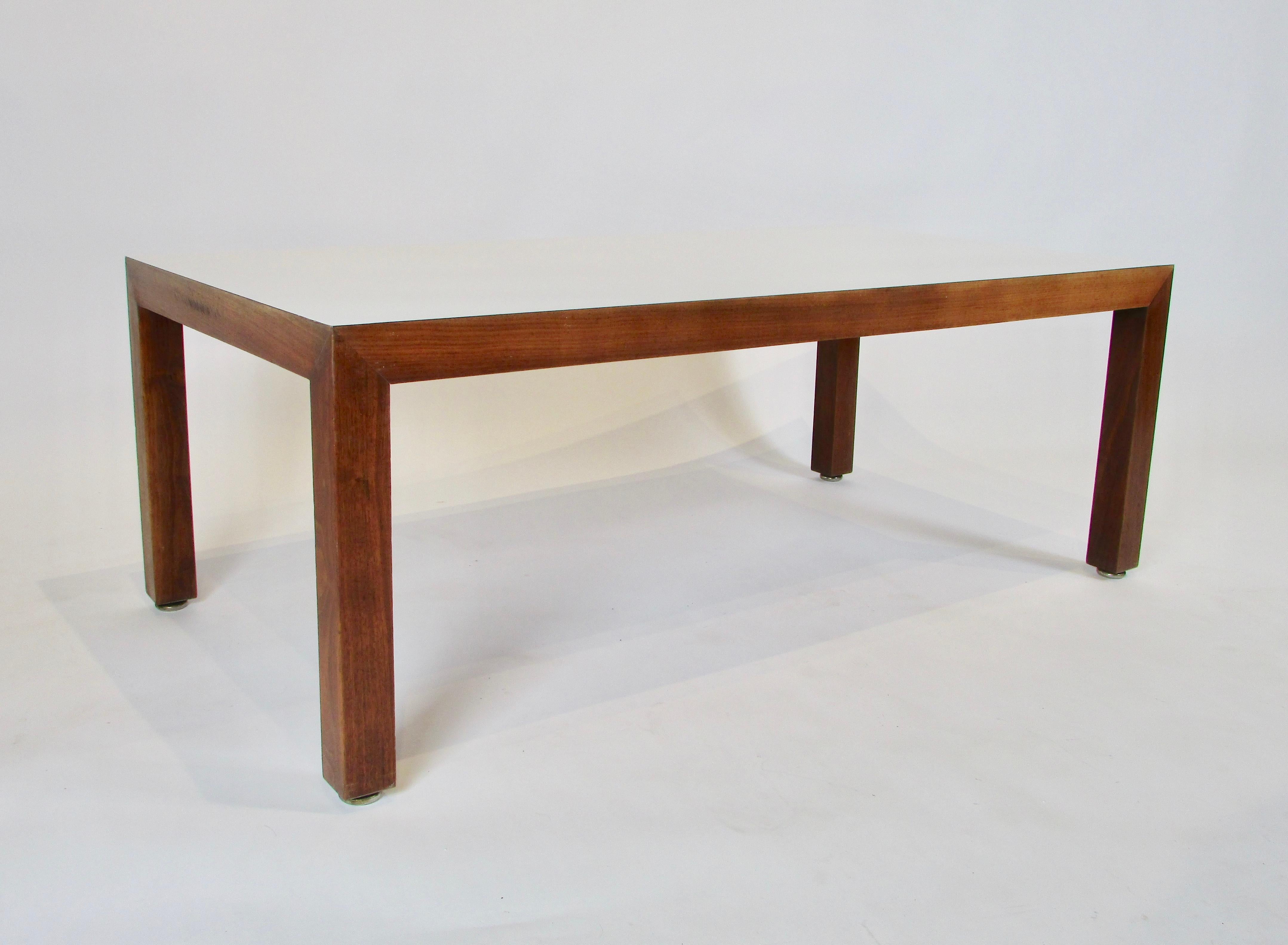 Américain Table basse rectangulaire en bois des années 1960 avec plateau en stratifié Formica blanc en vente