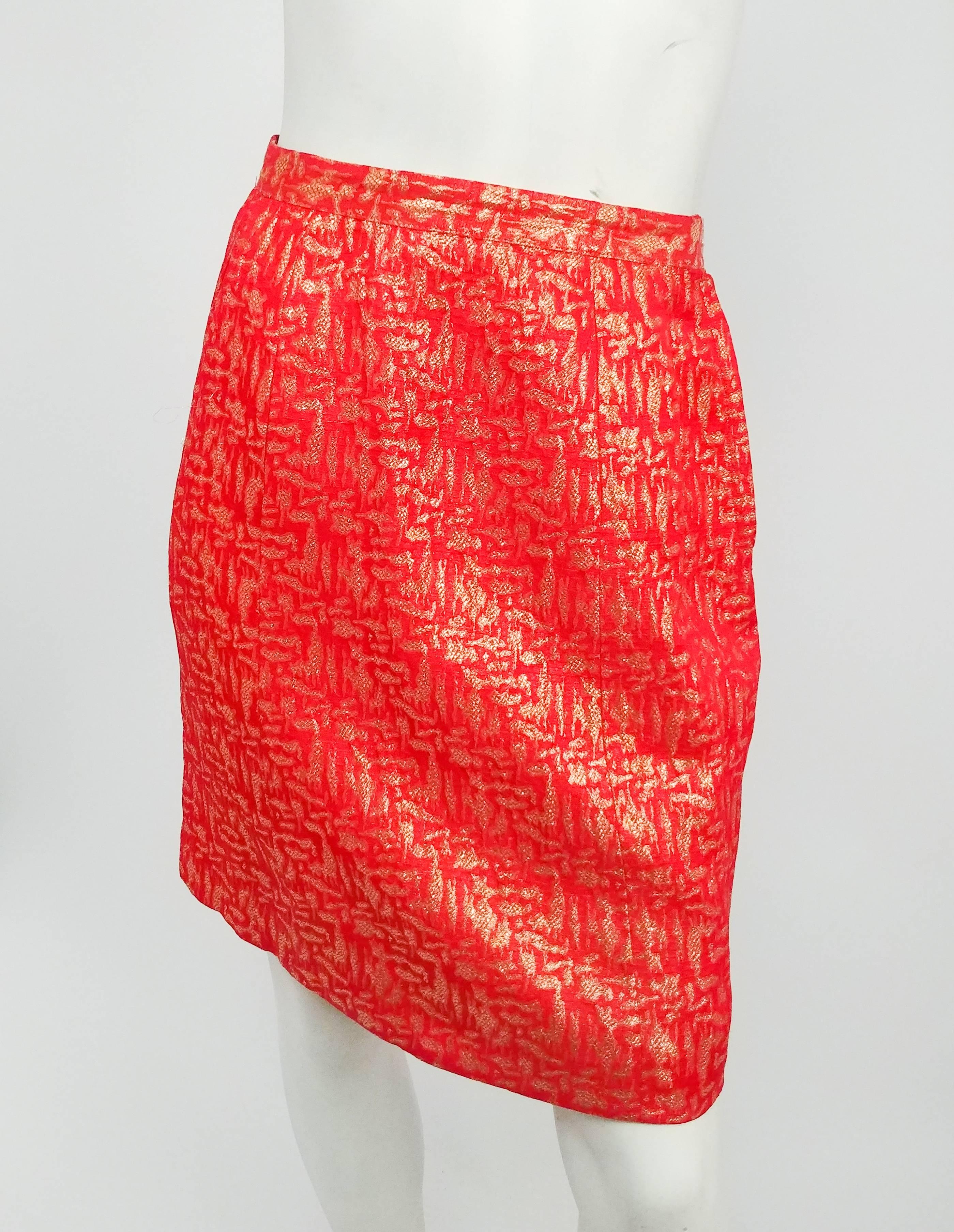 Ensemble veste et jupe en brocart rouge et or, années 1960  Pour femmes en vente