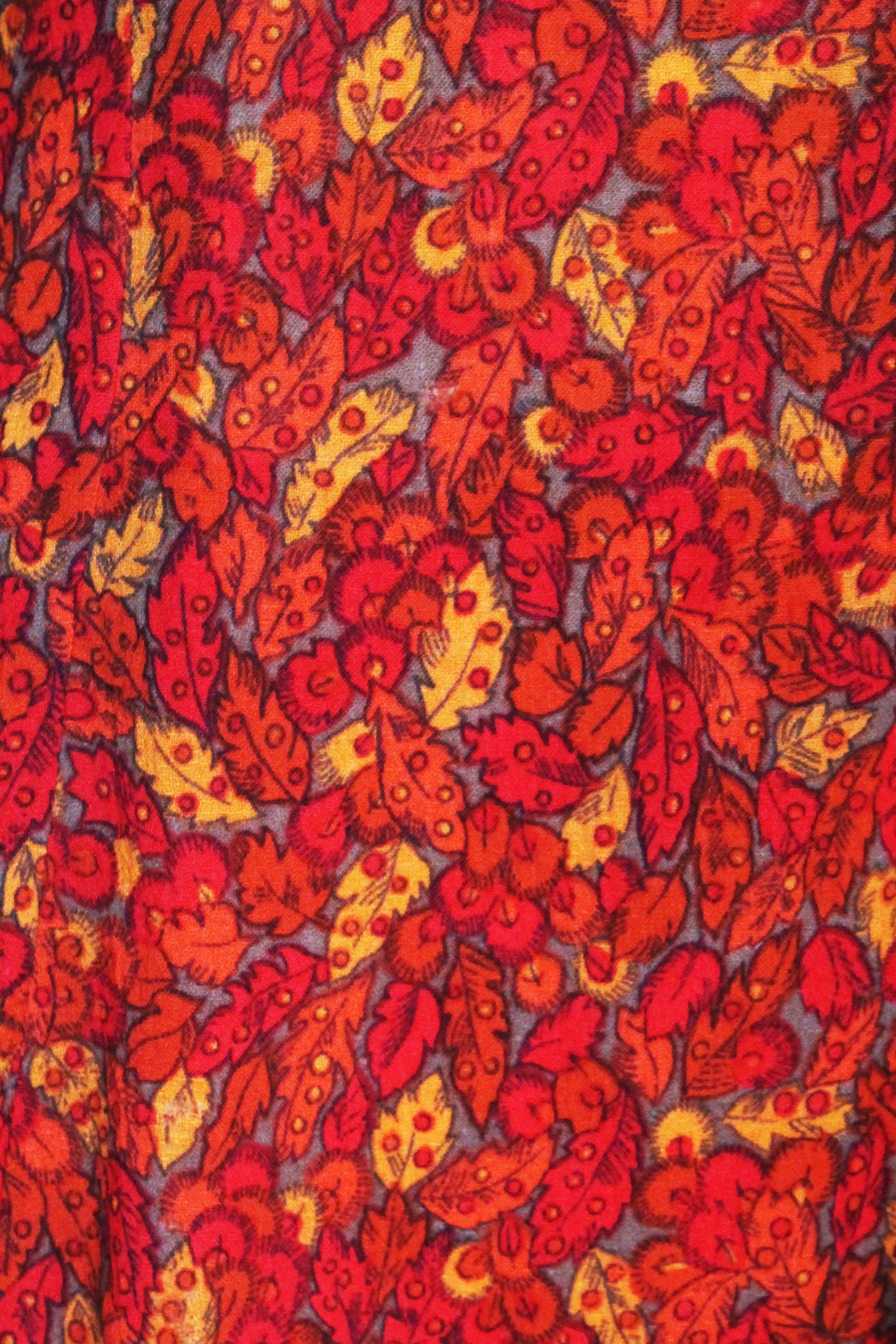 Minivestido estampado de hojas rojo y naranja de los años 60 en venta 2