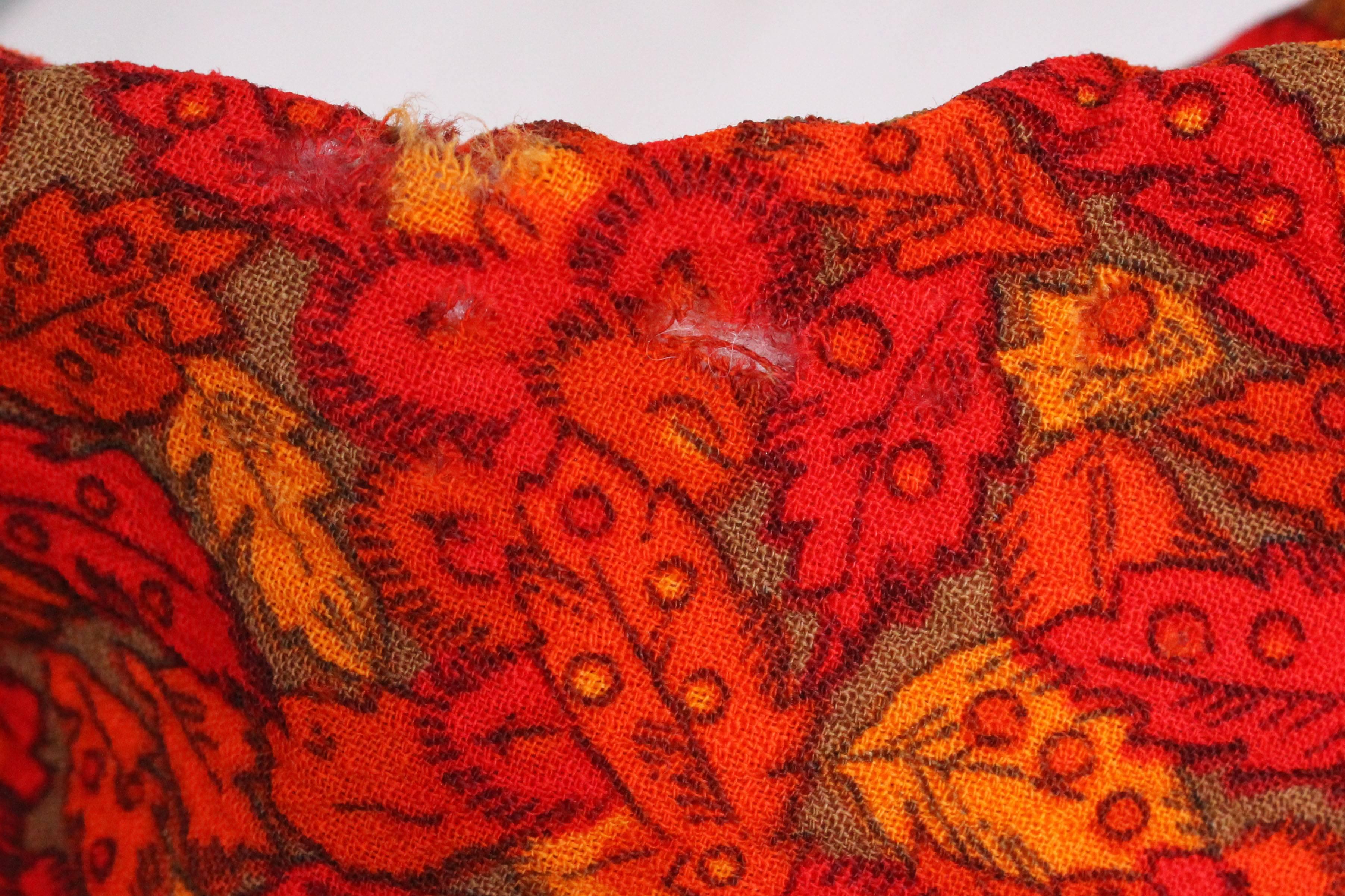 Minivestido estampado de hojas rojo y naranja de los años 60 en venta 3