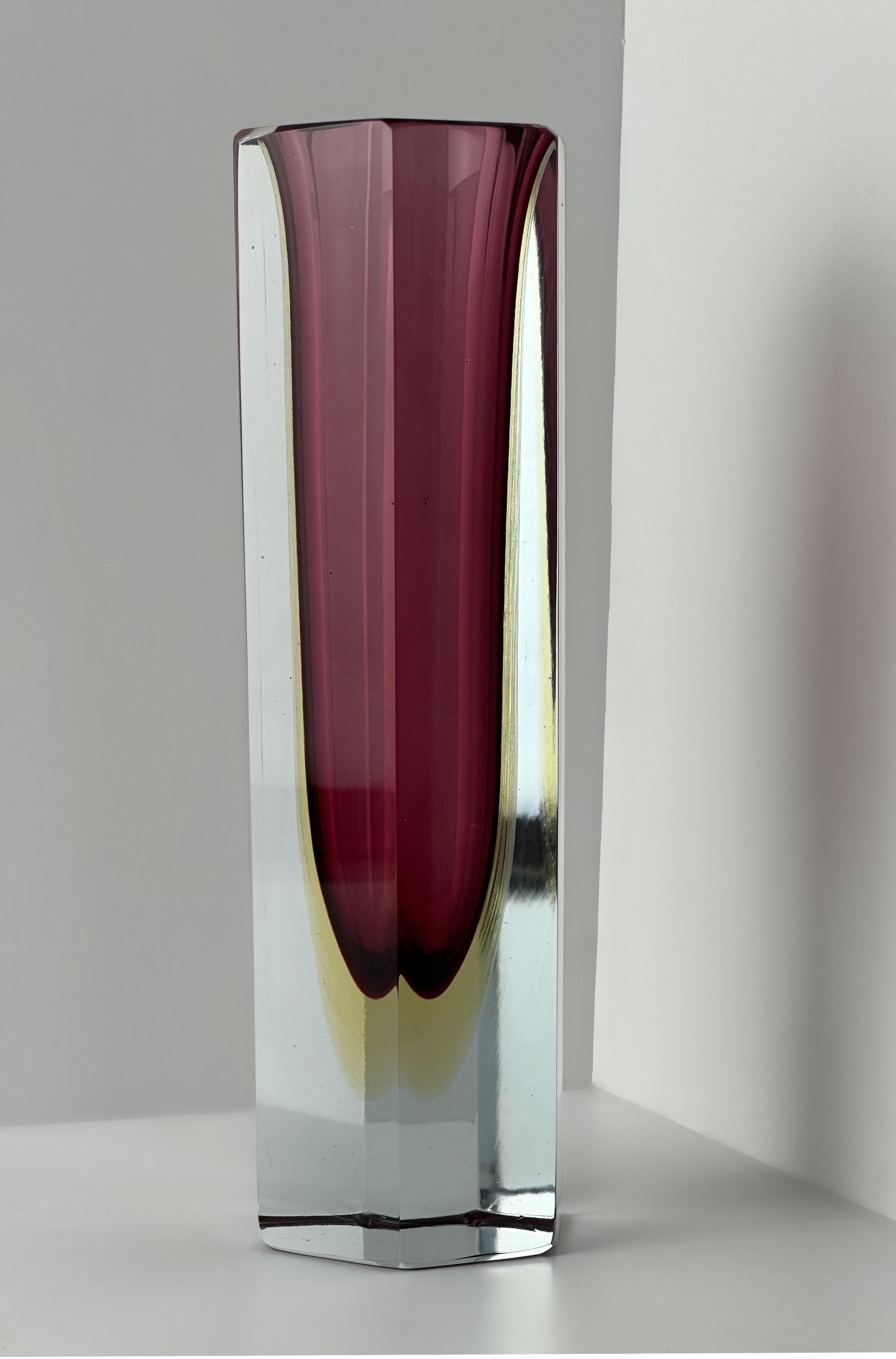 Eine große sechseckige Vase aus rotem und gelbem Murano-Glas 