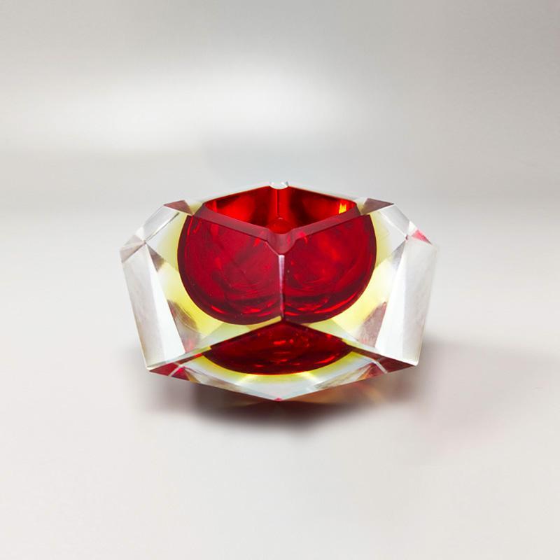 1960s Magnifique cendrier ou attrape-tout rouge de Flavio Poli en verre de Murano sommerso. Fabriquées en Italie.
L'article est en très bon état.
Dimensions :
5,51