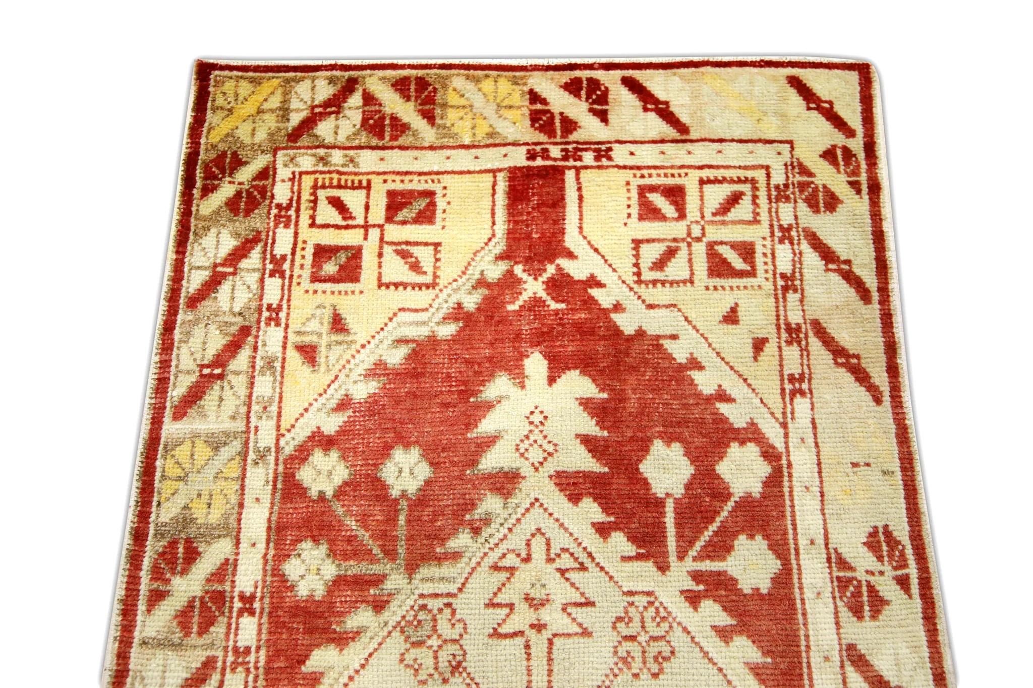 1960er Jahre Rot & Beige Vintage Türkischer Teppich 2'7