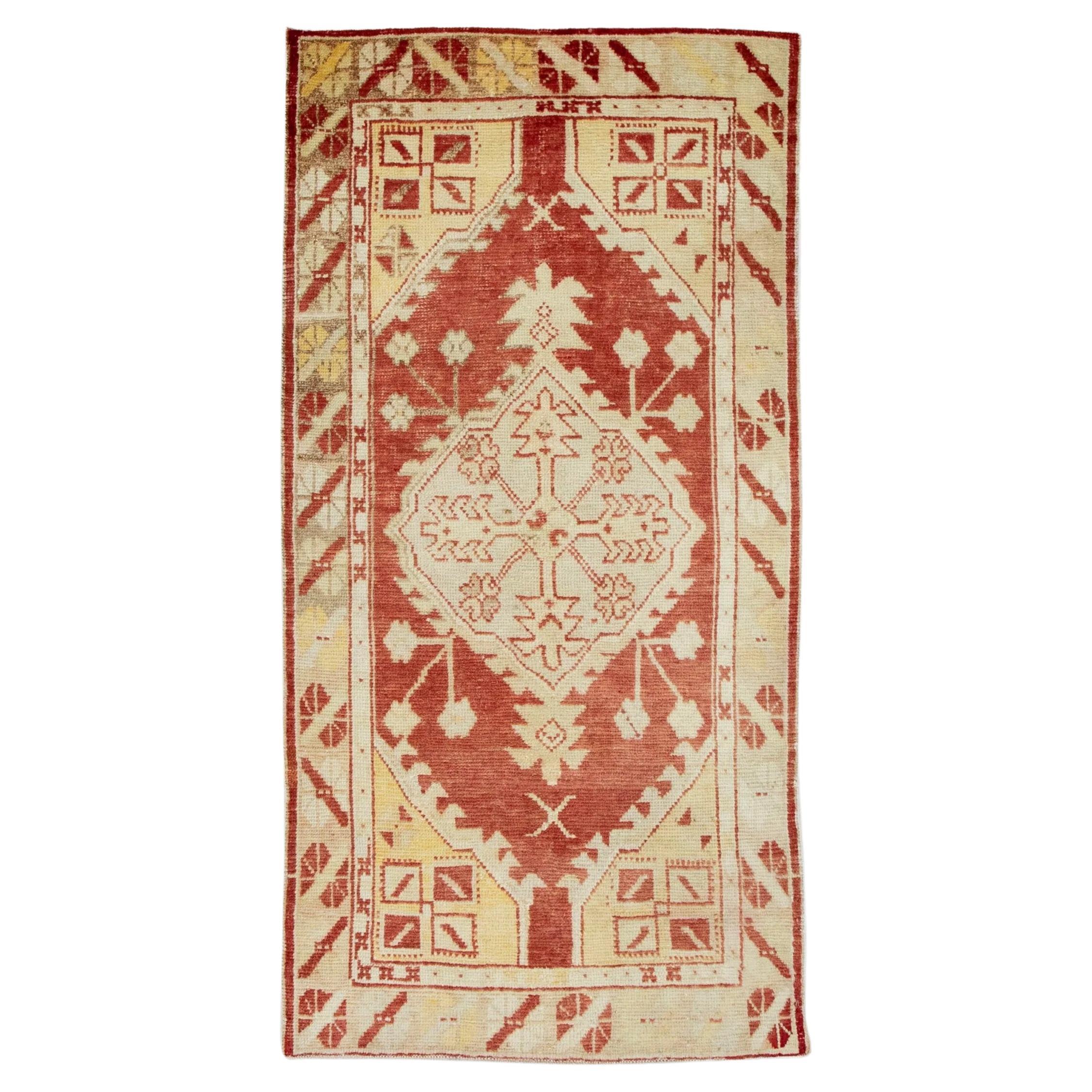 1960er Jahre Rot & Beige Vintage Türkischer Teppich 2'7" x 5'1" im Angebot
