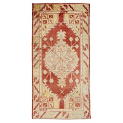 1960er Jahre Rot & Beige Vintage Türkischer Teppich 2'7" x 5'1"