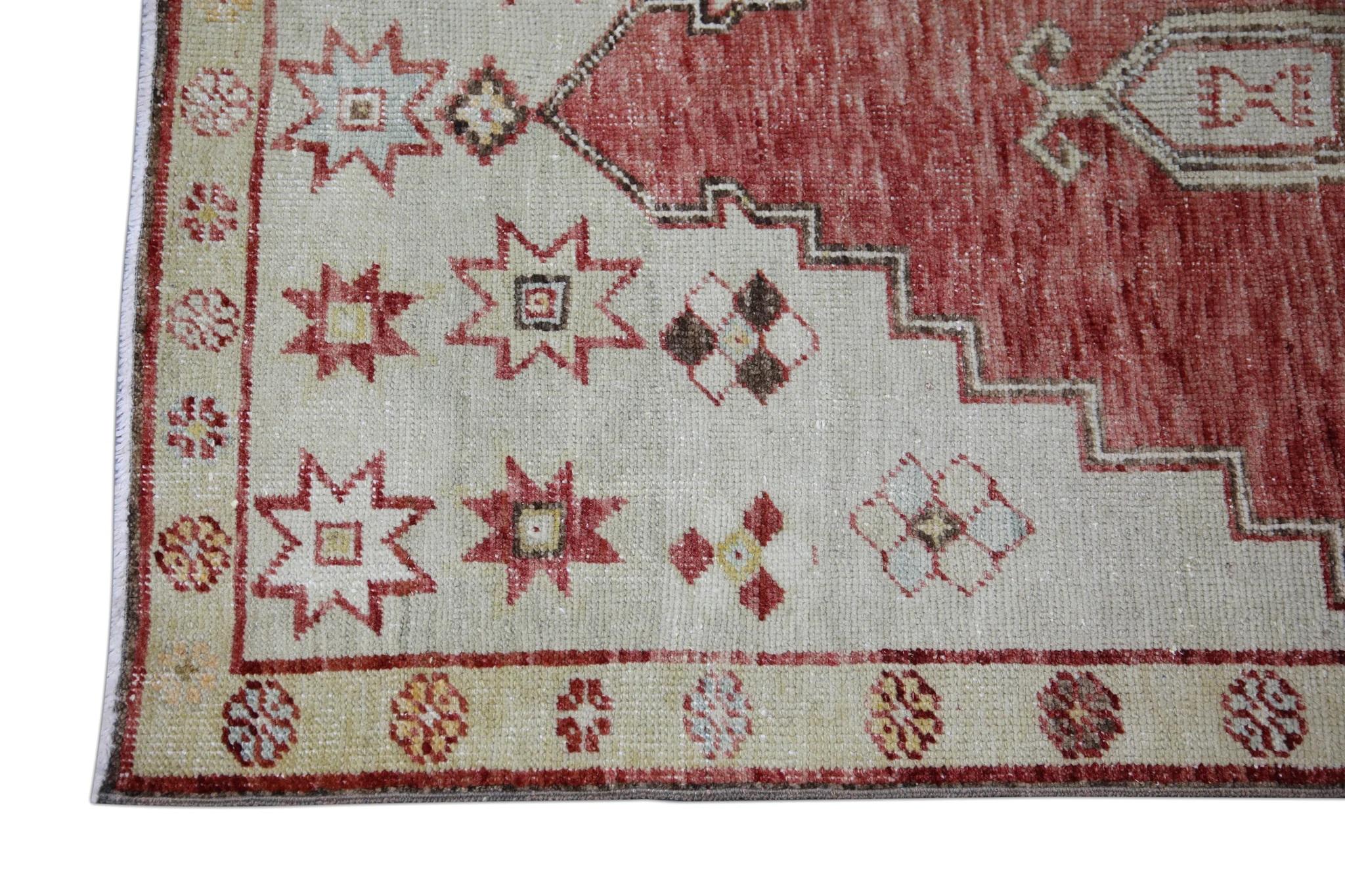 Tribal Tapis de couloir turc vintage rouge et beige des années 1960, 3'2