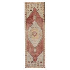 Tapis de couloir turc vintage rouge et beige des années 1960, 3'2" x 10'2"