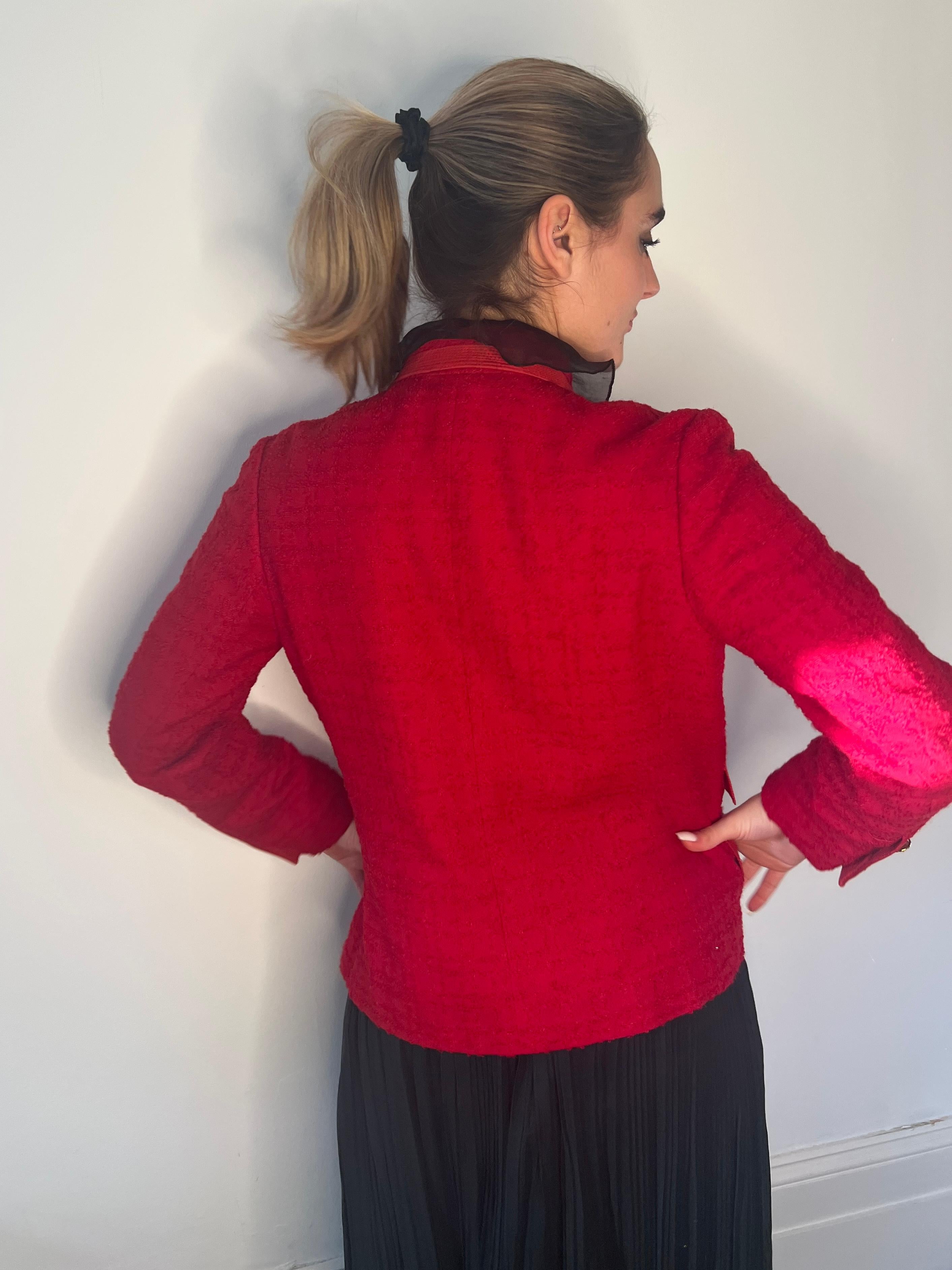 1960er Jahre Rote Boucle-Woll-Tweedjacke mit Löwenknopf im Angebot 6