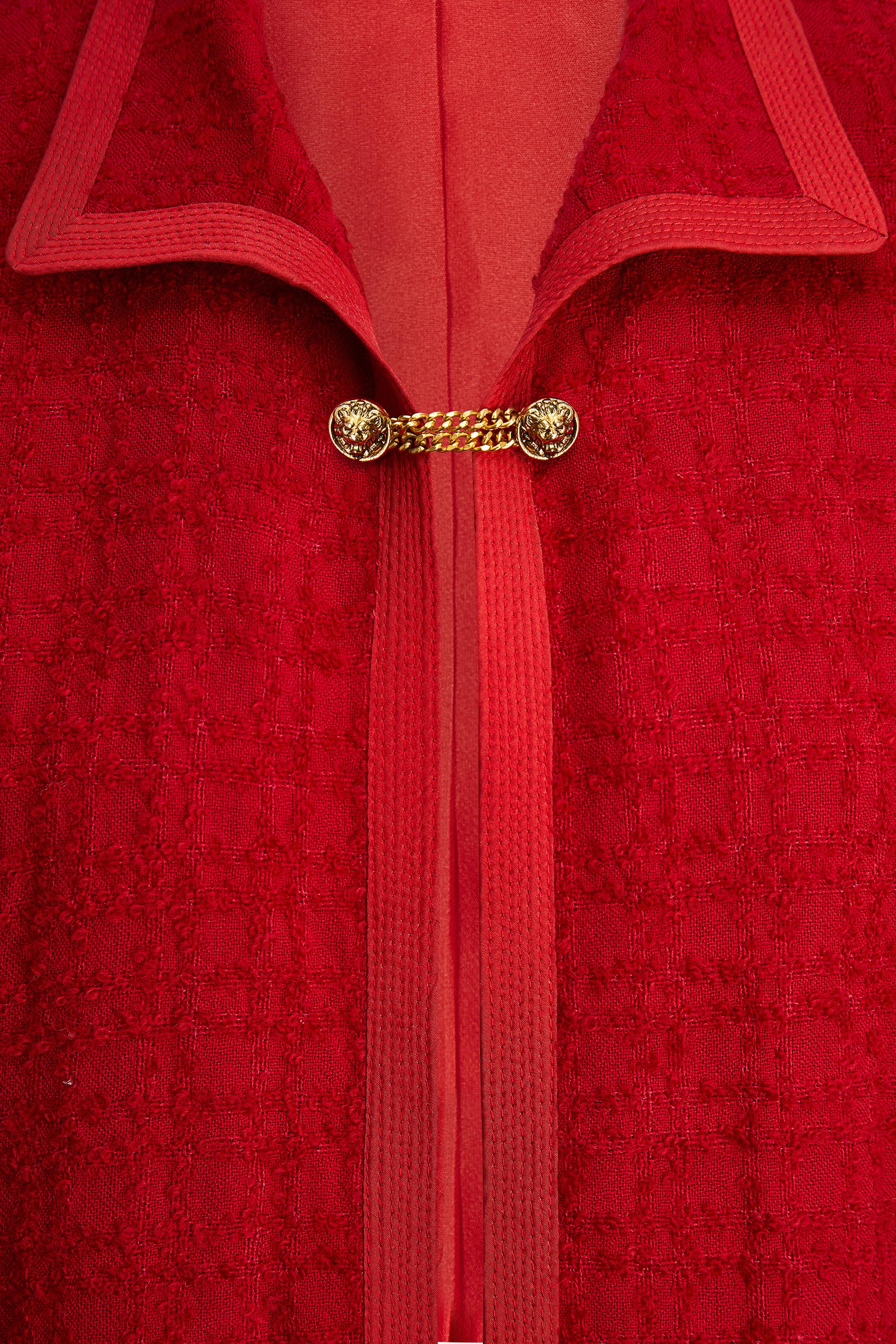 1960er Jahre Rote Boucle-Woll-Tweedjacke mit Löwenknopf im Angebot 2