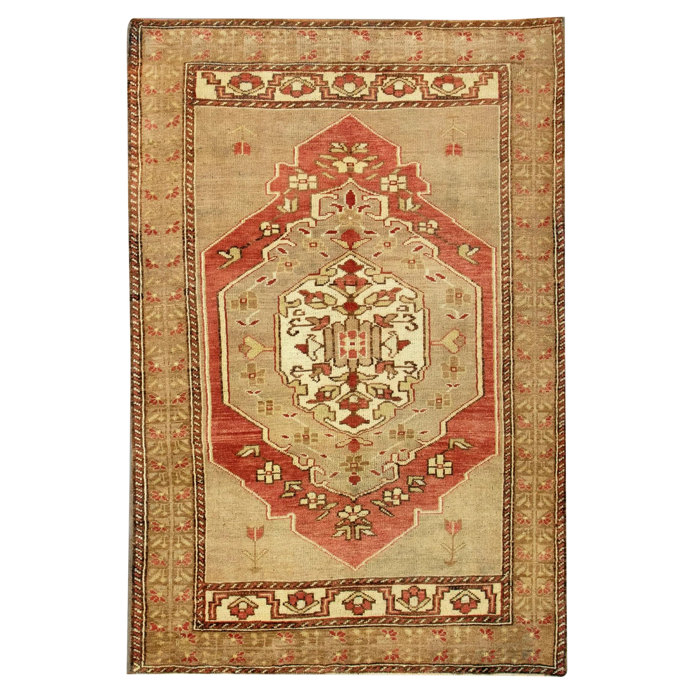 Tappeto turco vintage rosso e marrone degli anni '60, 4'1" x 6'2"