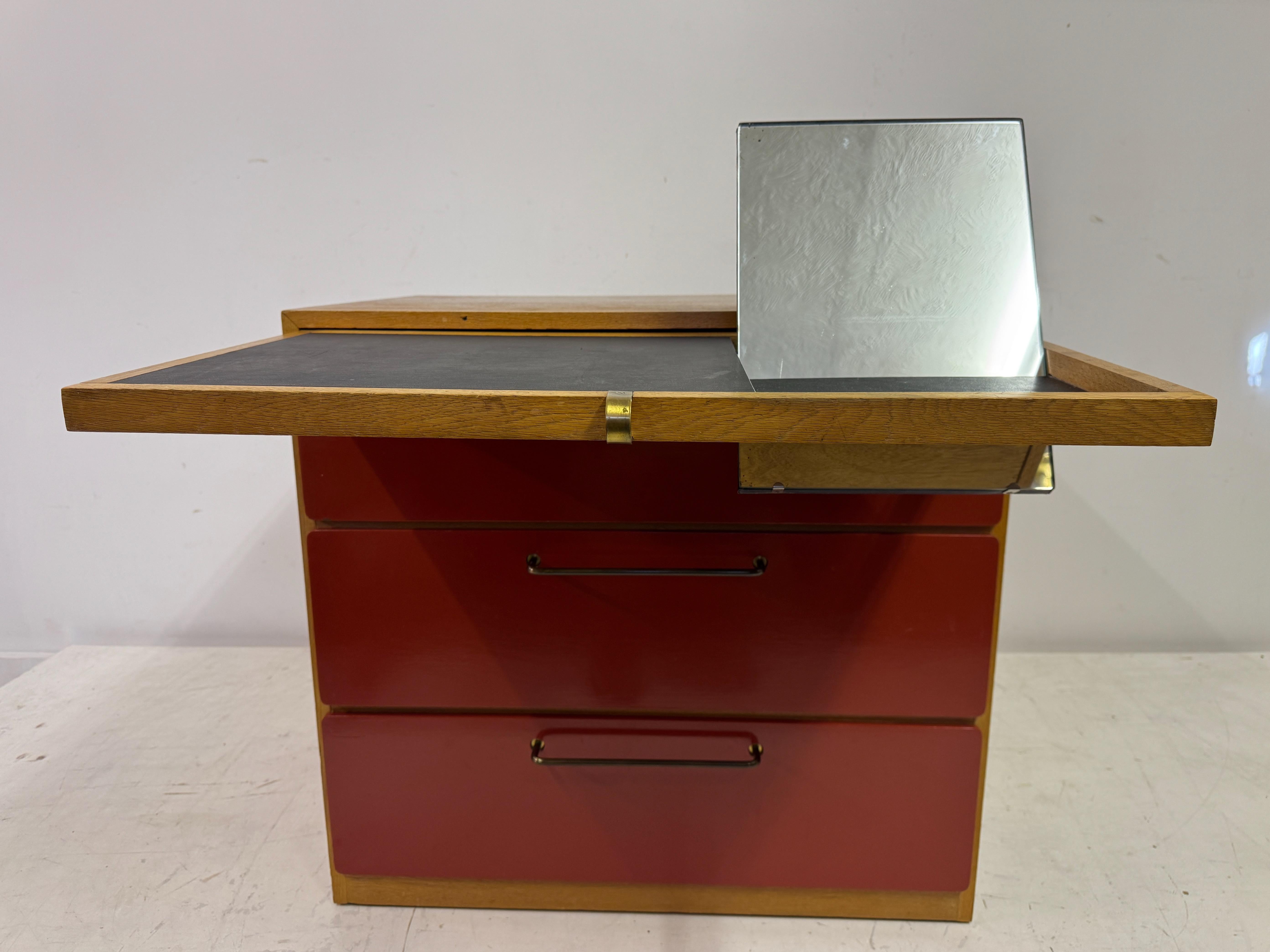 Cassettiera rossa degli anni '60 con cassettiera estraibile di Heal's in vendita 3