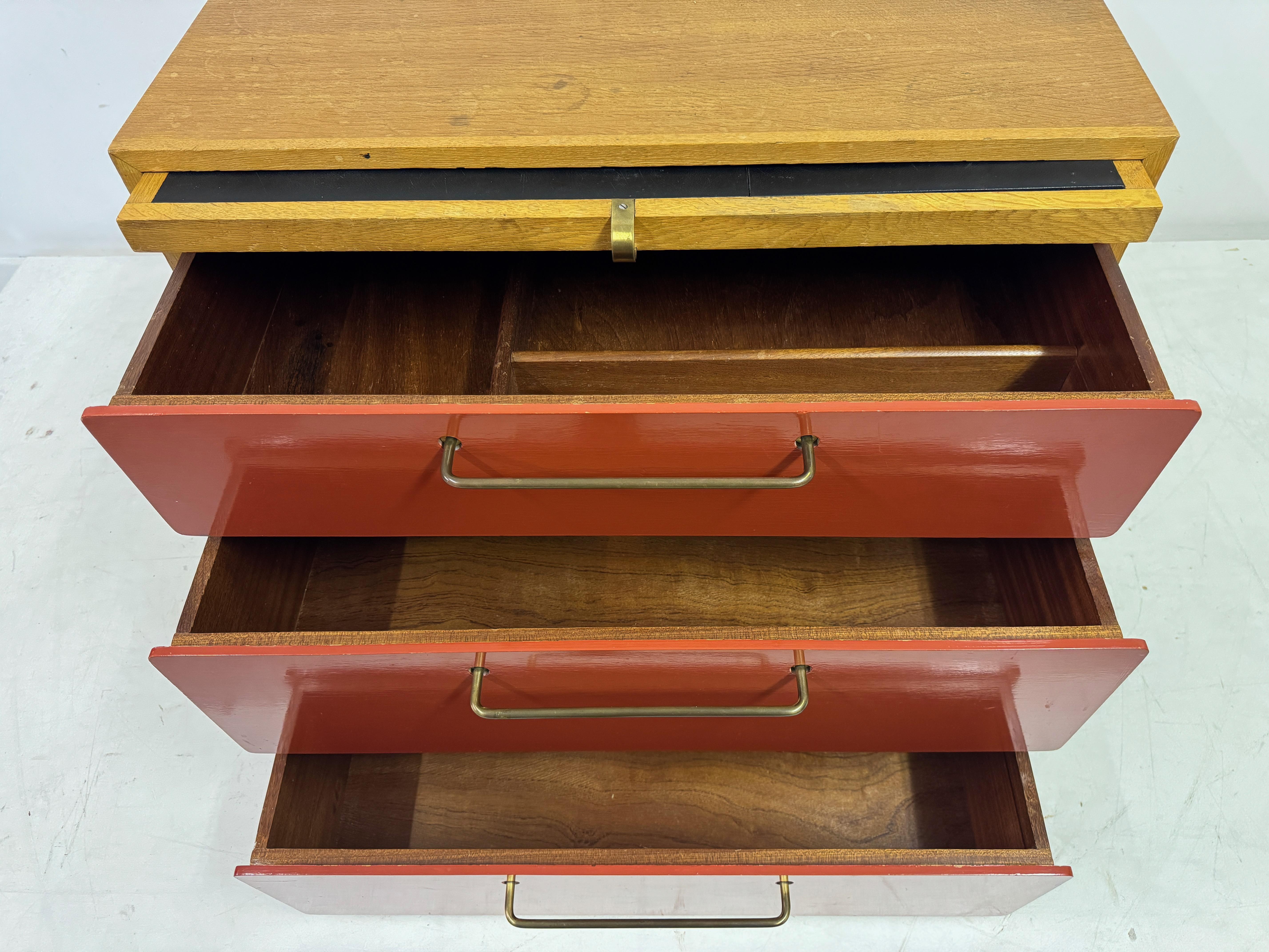 Cassettiera rossa degli anni '60 con cassettiera estraibile di Heal's in vendita 4