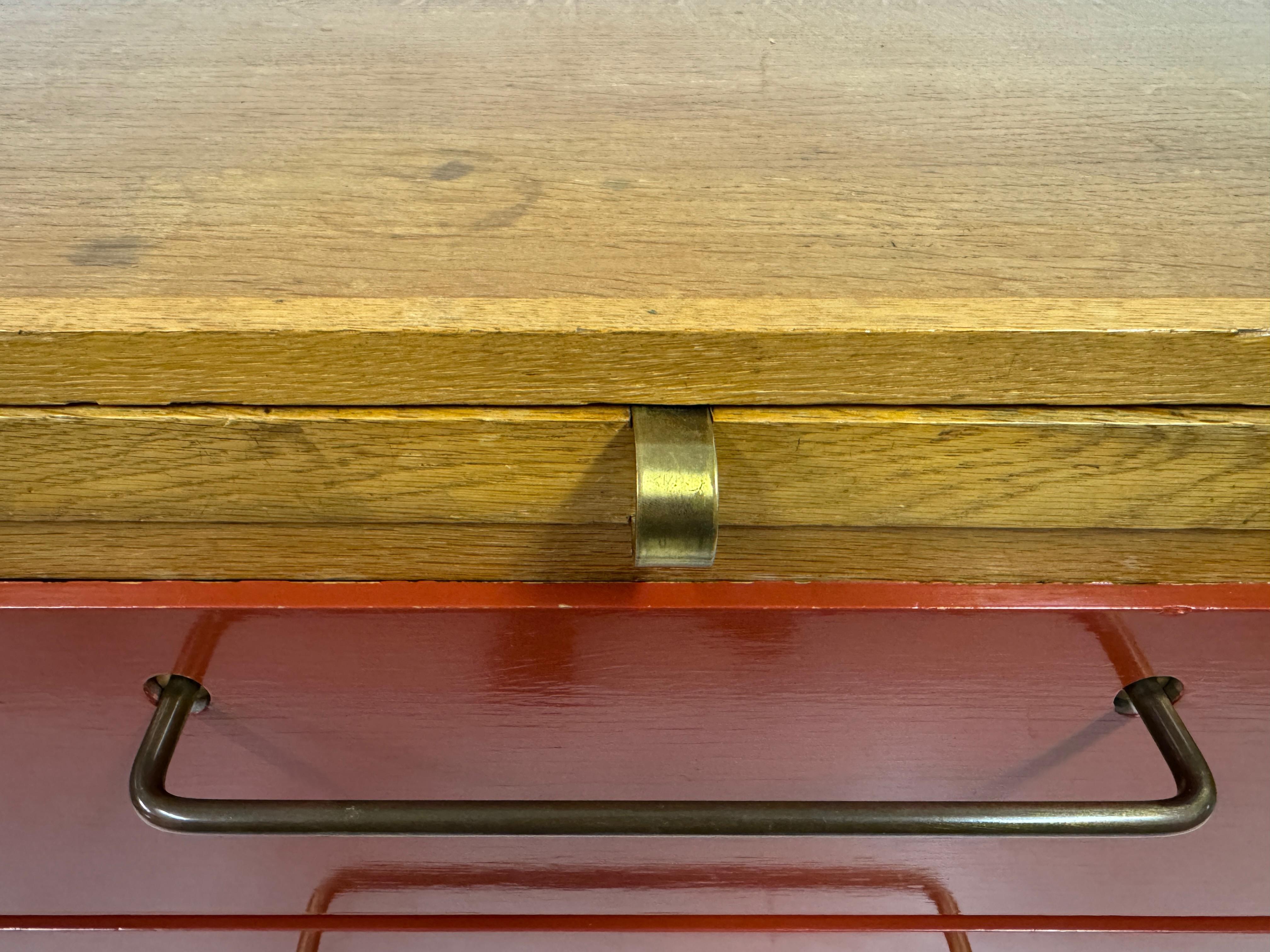 Cassettiera rossa degli anni '60 con cassettiera estraibile di Heal's In condizioni buone in vendita a London, London