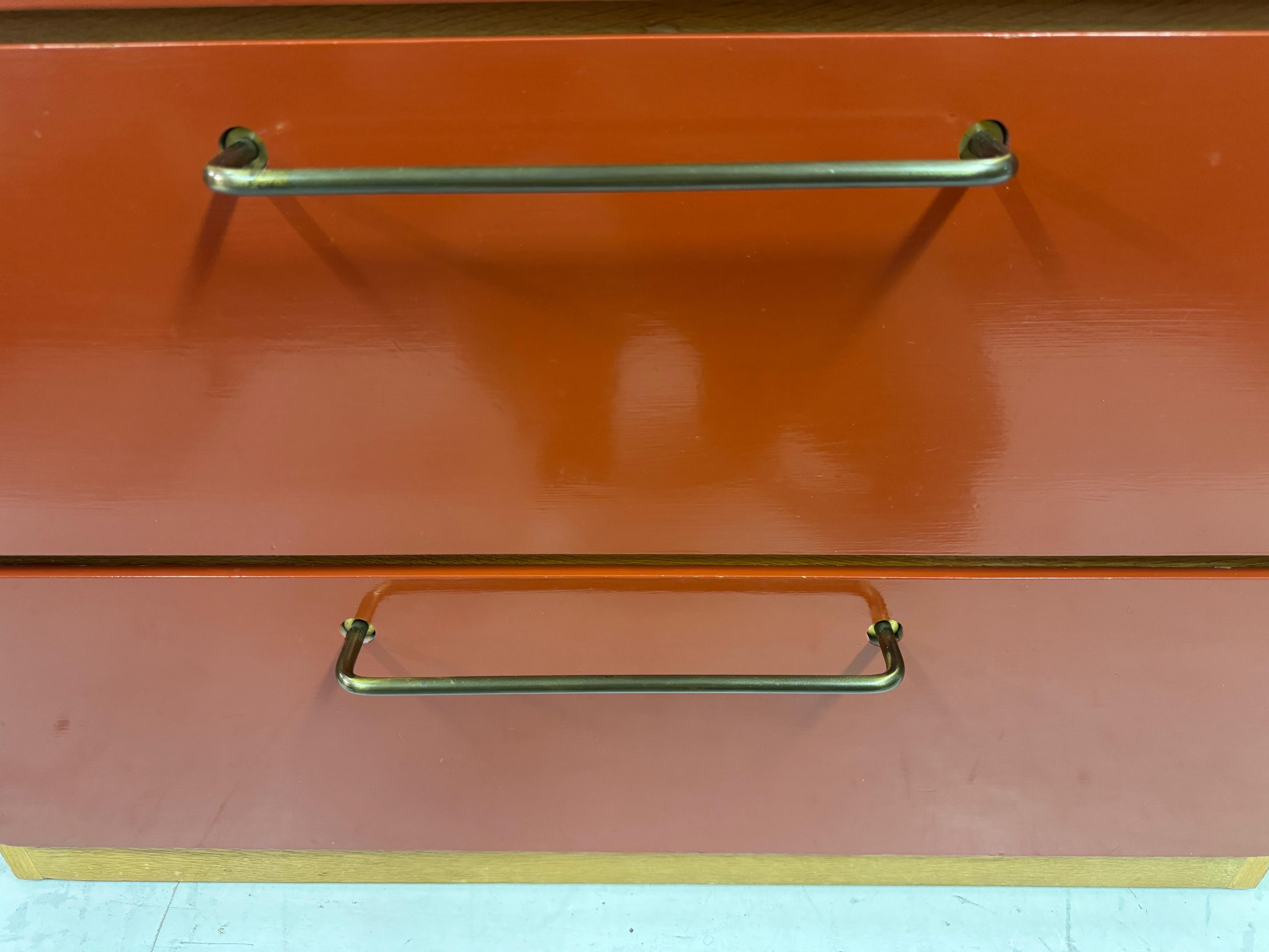 Teak Cassettiera rossa degli anni '60 con cassettiera estraibile di Heal's in vendita