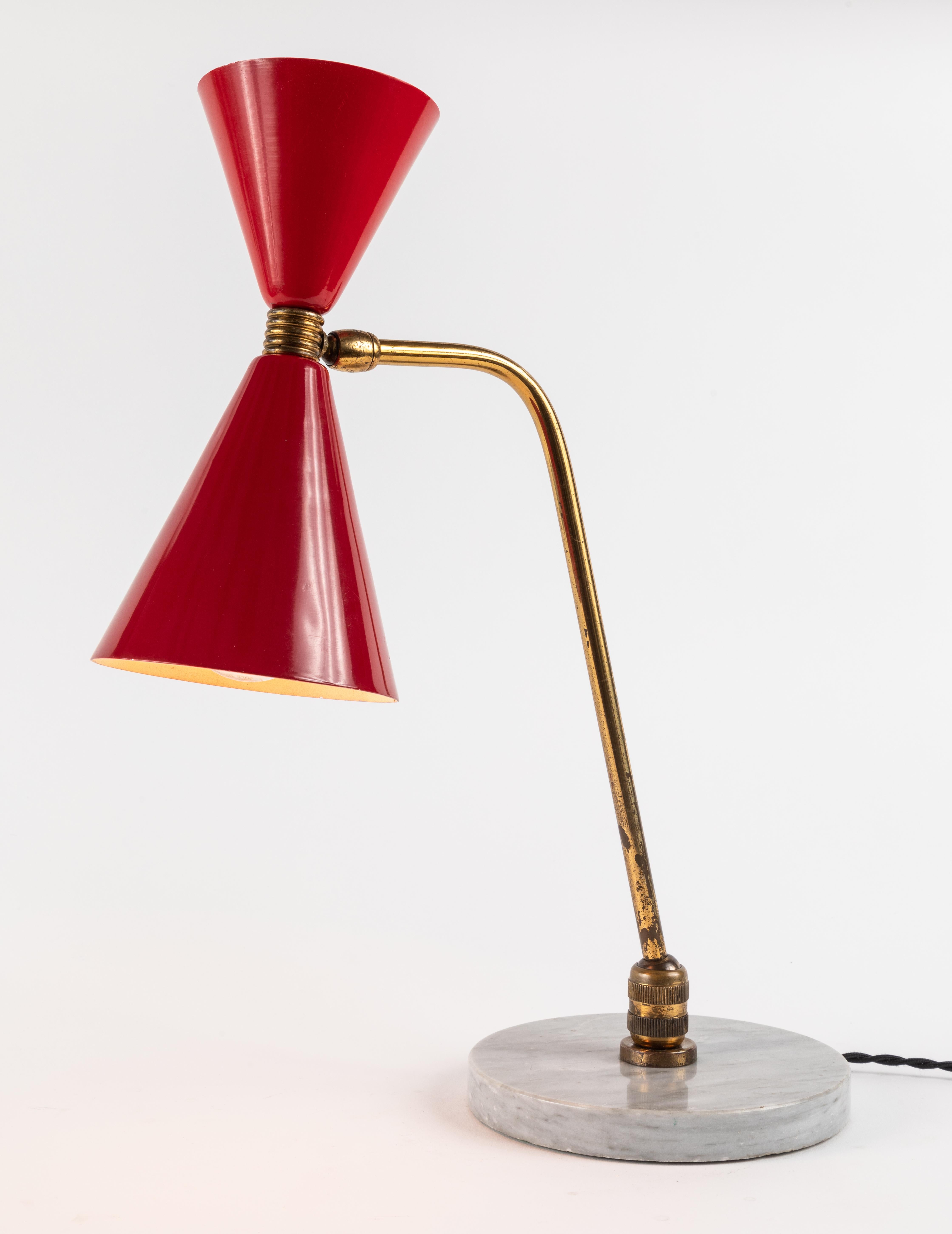rote Doppelkegel-Tischlampe aus den 1960er Jahren nach dem Vorbild von Pierre Guariche. Ausgeführt in schwerem Marmor, patiniertem Messing mit schönen Details und einem zarten und skulpturalen rot lackierten Doppelschirm. Ein typisch französisches