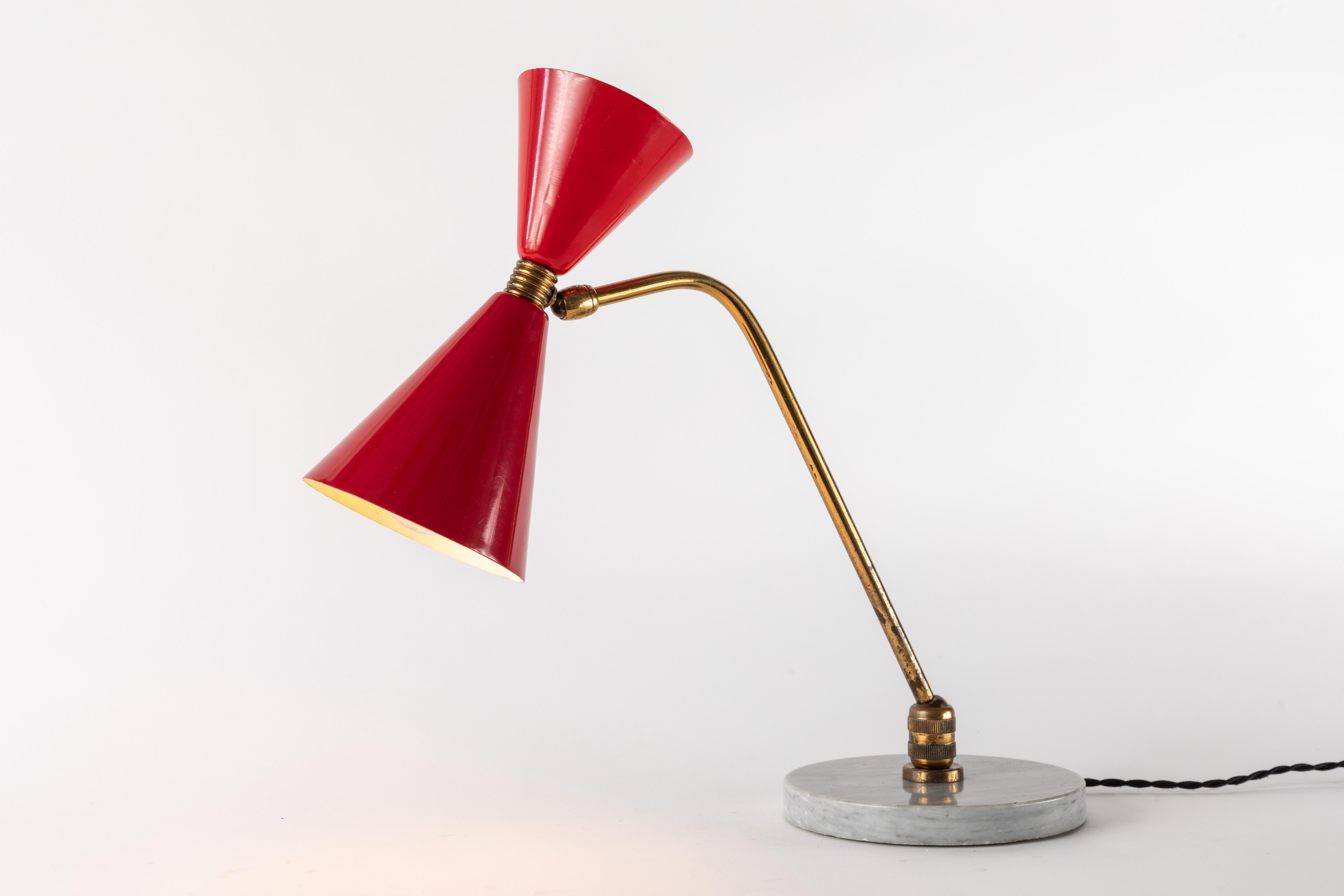 Rote Doppelkegel-Tischlampe aus den 1960er Jahren in der Art von Pierre Guariche (Moderne der Mitte des Jahrhunderts)