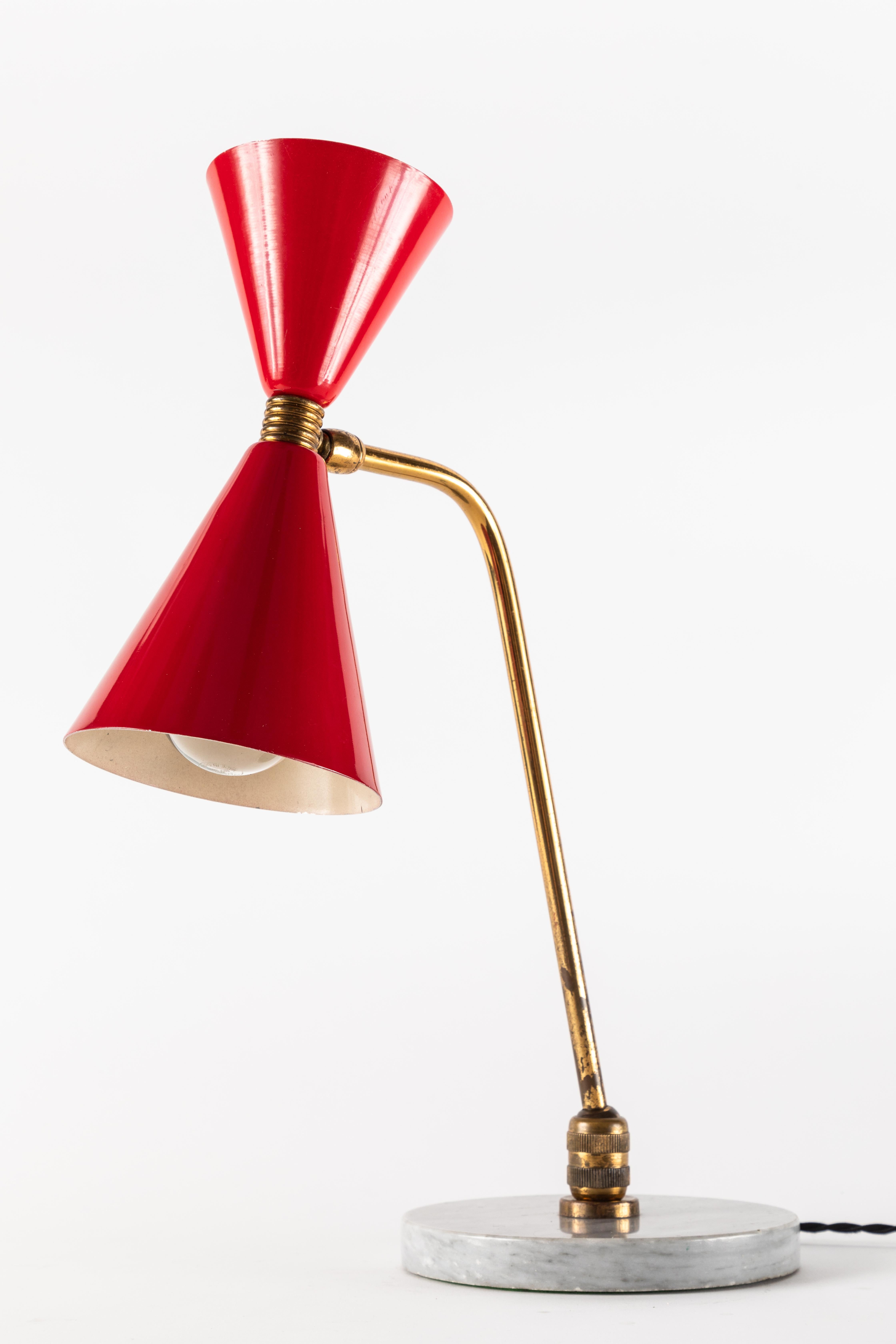Rote Doppelkegel-Tischlampe aus den 1960er Jahren in der Art von Pierre Guariche (Französisch)