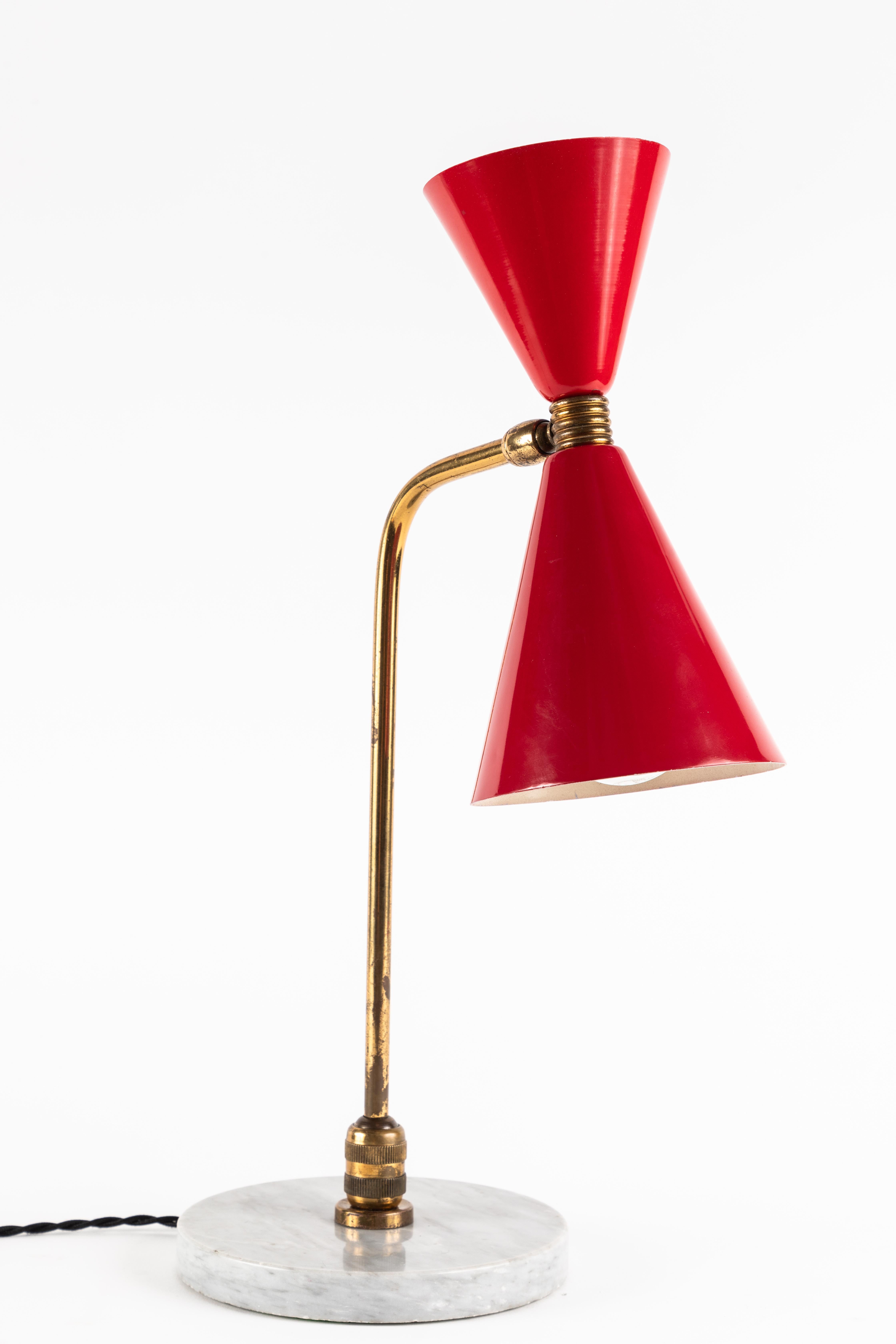 Rote Doppelkegel-Tischlampe aus den 1960er Jahren in der Art von Pierre Guariche im Zustand „Gut“ in Glendale, CA