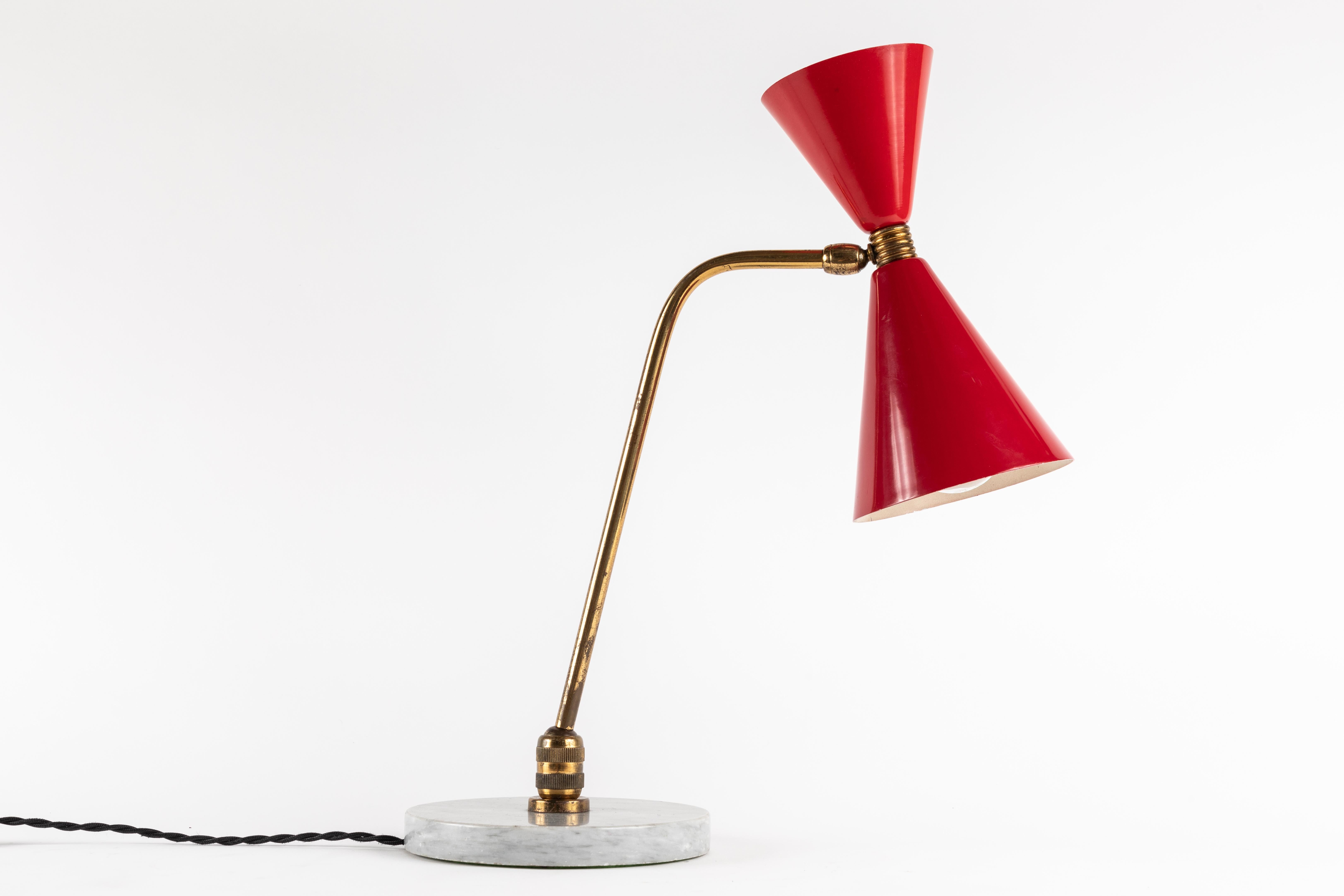 Rote Doppelkegel-Tischlampe aus den 1960er Jahren in der Art von Pierre Guariche (Mitte des 20. Jahrhunderts)