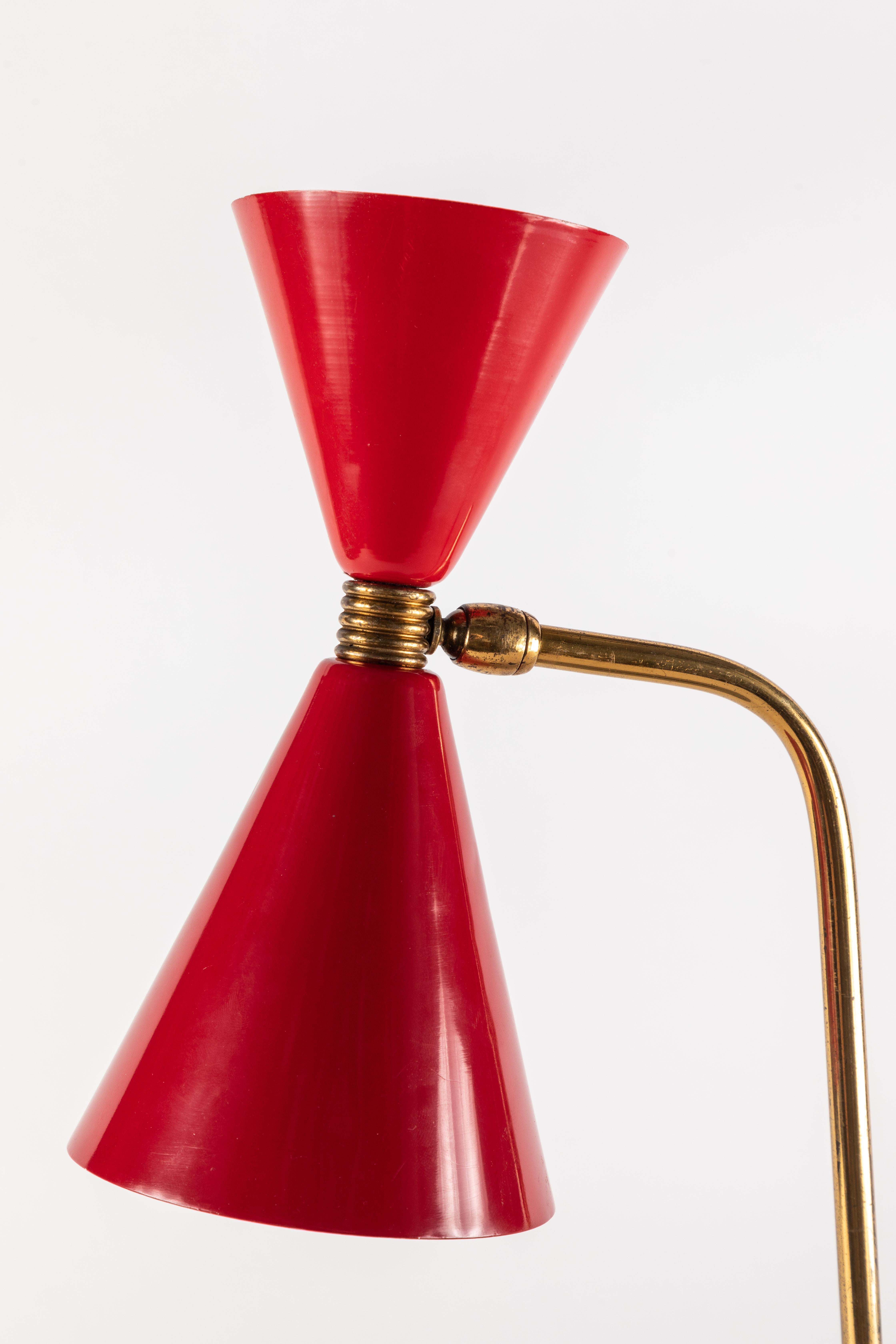 Rote Doppelkegel-Tischlampe aus den 1960er Jahren in der Art von Pierre Guariche (Messing)
