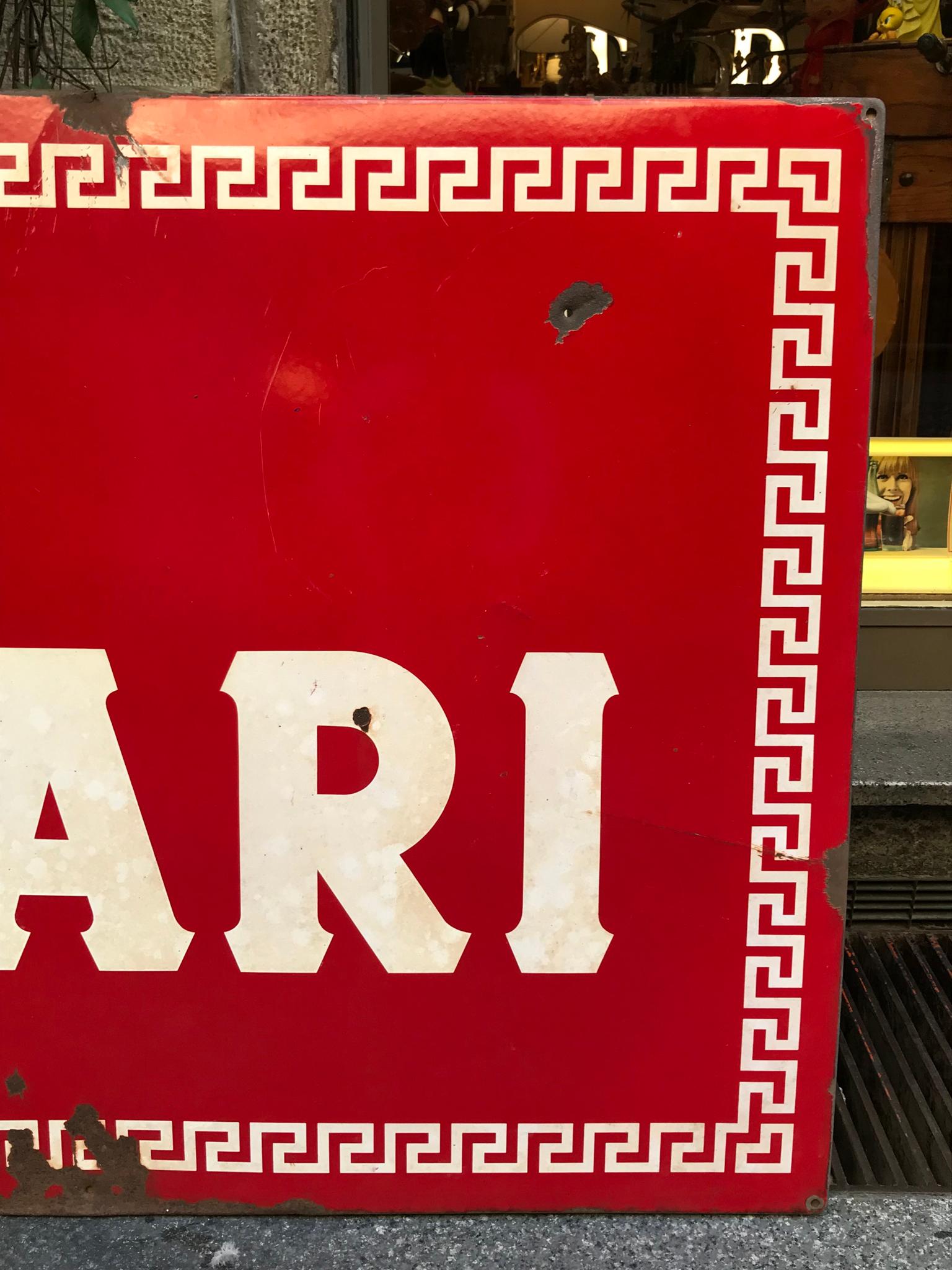 Italienisches Bitter Campari-Schild aus roter Emaille und Metall, Vintage, 1960er Jahre im Zustand „Gut“ in Milan, IT