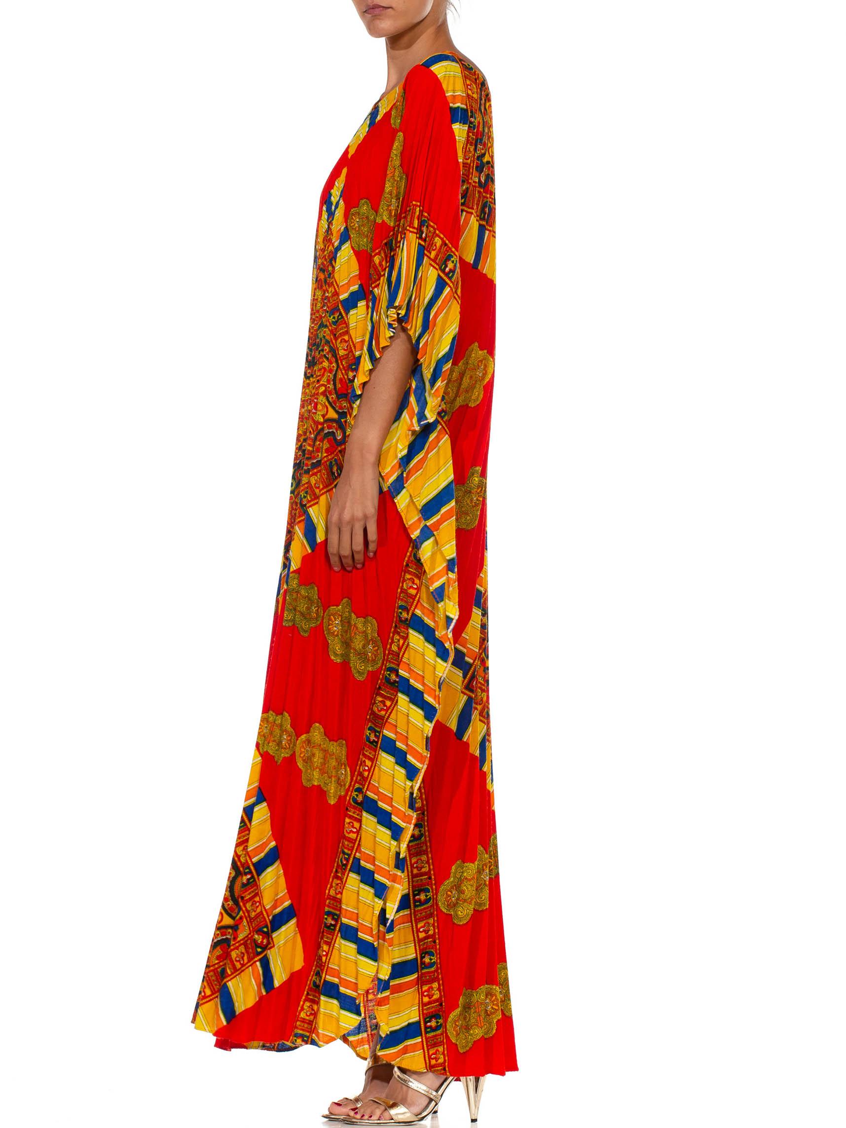 1960er Jahre Rot & Gold Poly/Baumwolle Plissee Paisley Druck Kaftan