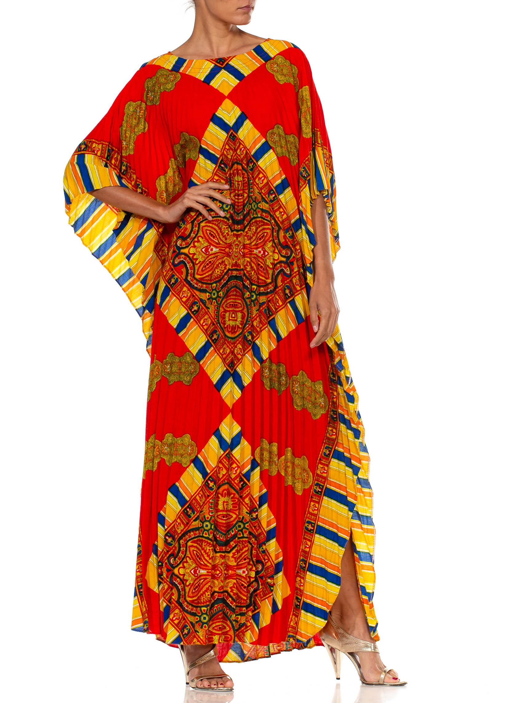 Roter und goldener Poly/Baumwoll-Kaftan mit plissiertem Paisley-Druck aus den 1960er Jahren Damen