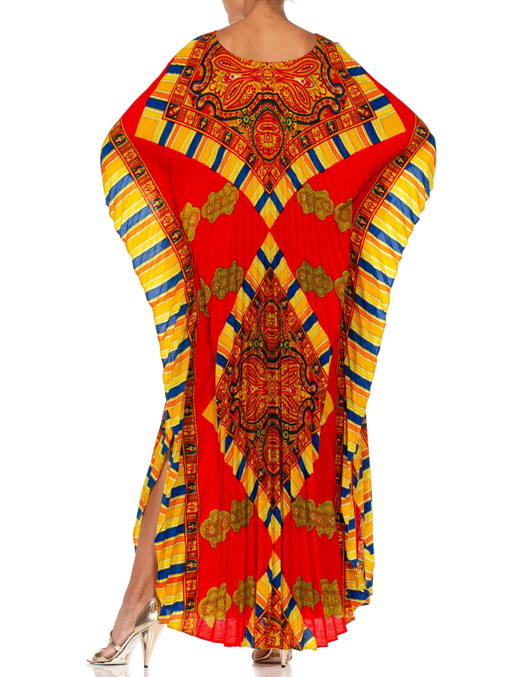 Roter und goldener Poly/Baumwoll-Kaftan mit plissiertem Paisley-Druck aus den 1960er Jahren 1