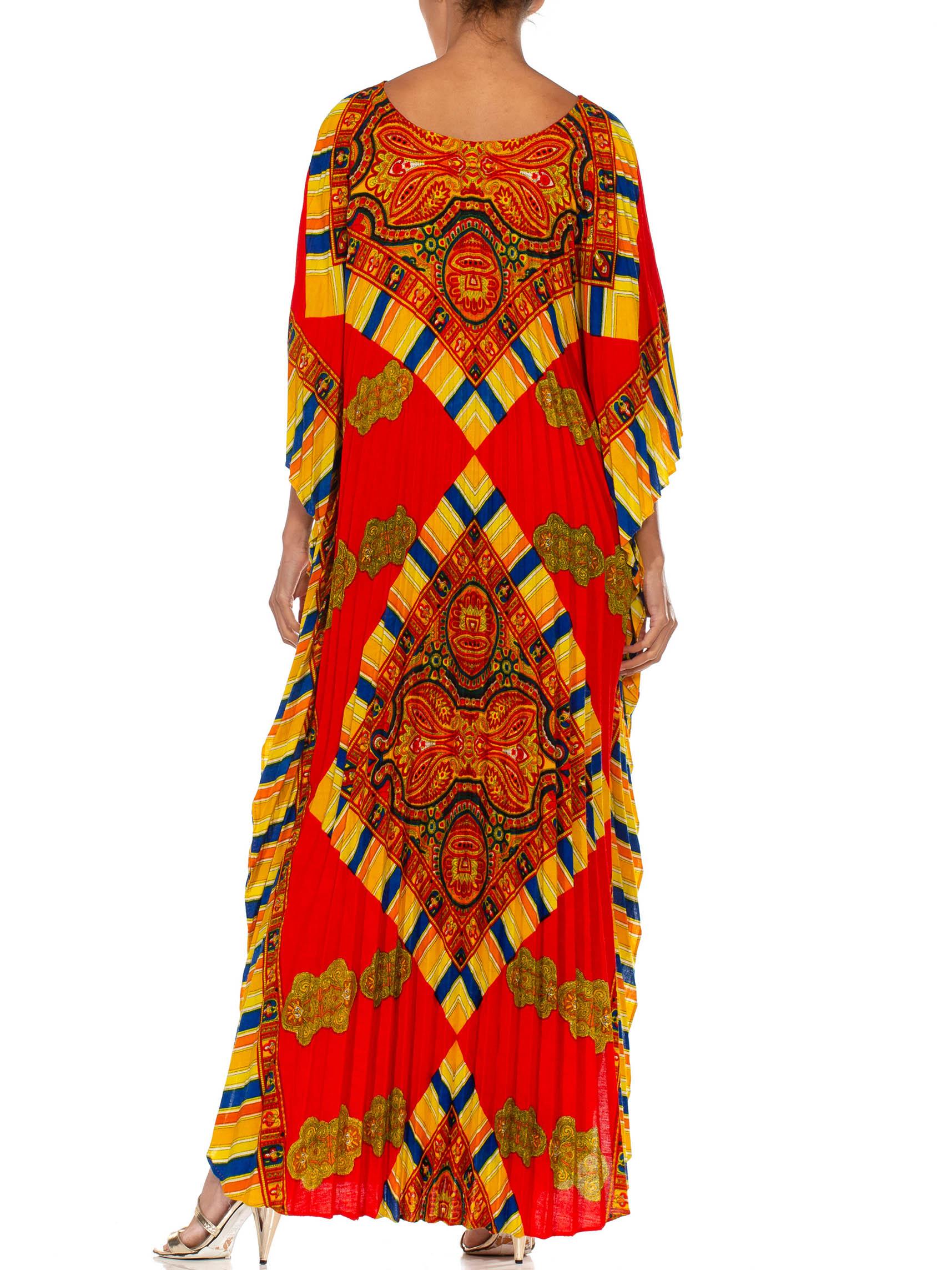 Roter und goldener Poly/Baumwoll-Kaftan mit plissiertem Paisley-Druck aus den 1960er Jahren 2