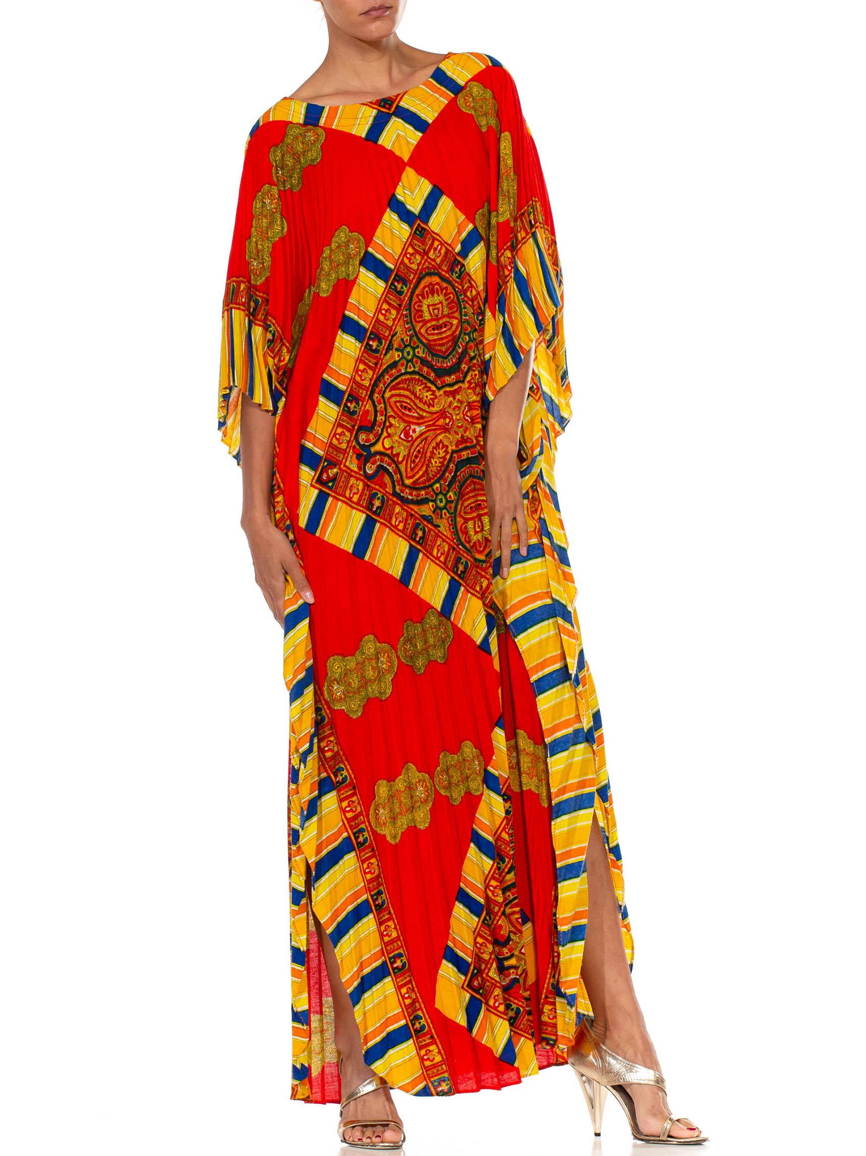 Roter und goldener Poly/Baumwoll-Kaftan mit plissiertem Paisley-Druck aus den 1960er Jahren 3