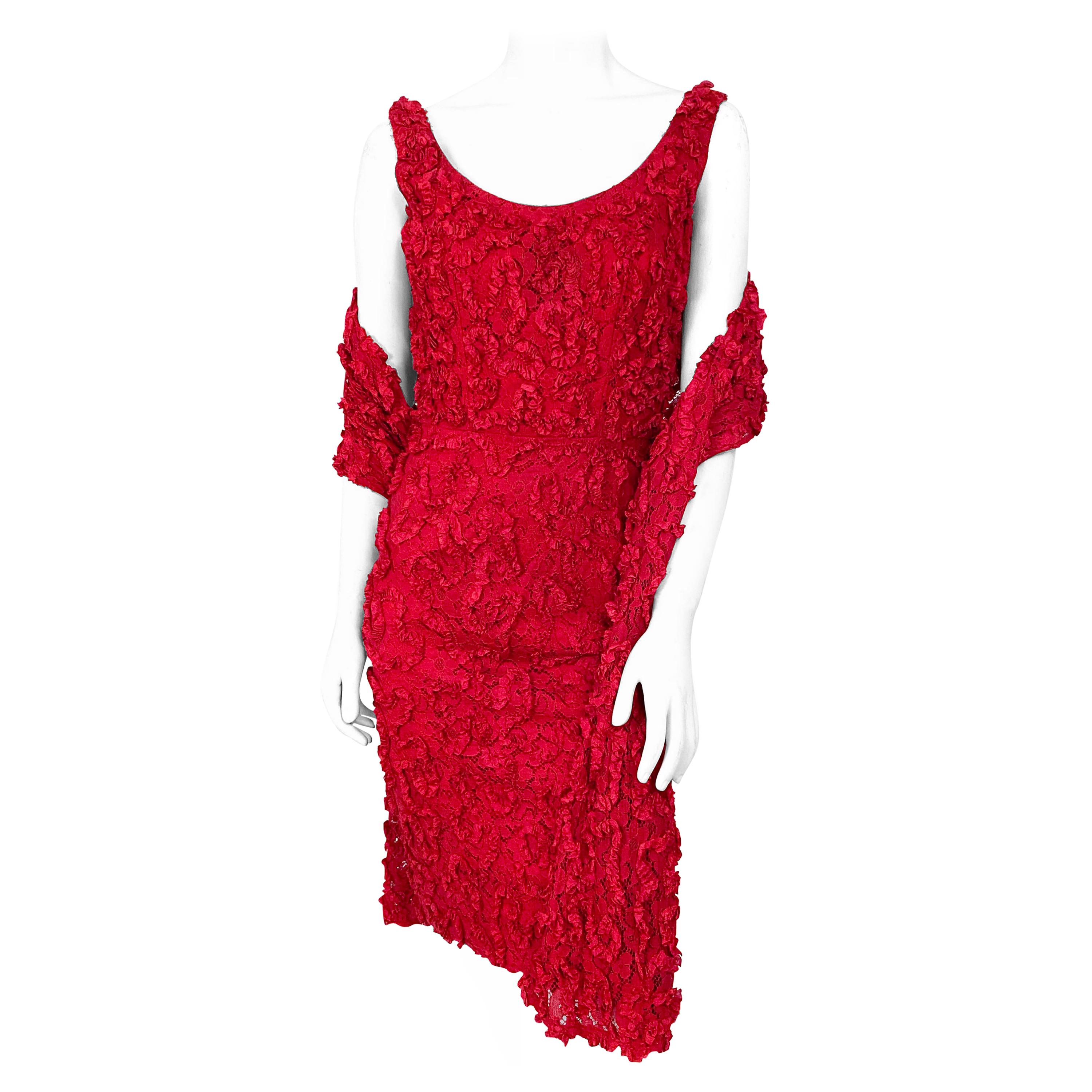 1960er Rotes Spitzen-Cocktailkleid mit passender Stola im Angebot