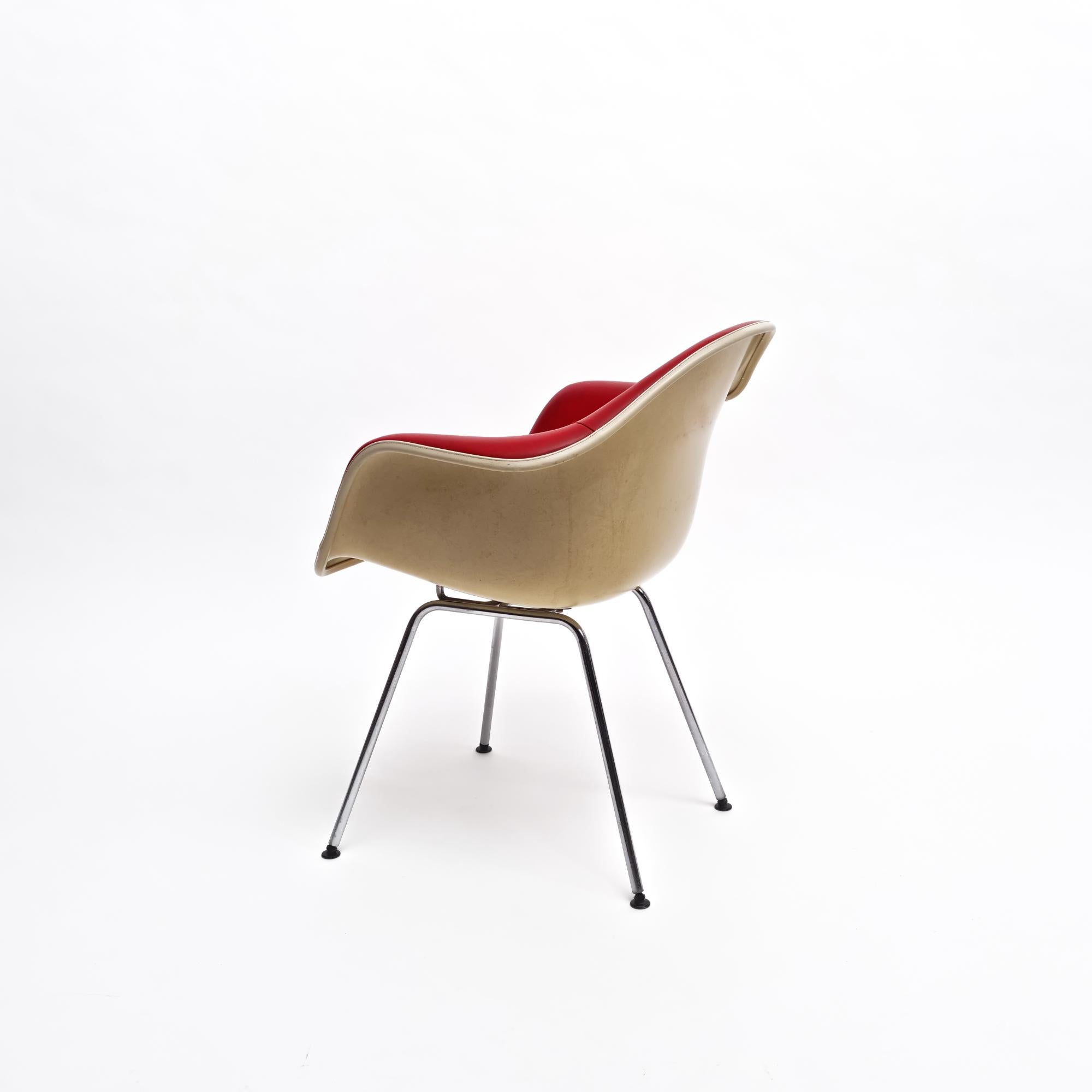 Mid-Century moderno Poltrona 'Dax' in pelle rossa degli anni '60 di Charles and Ray Eames in vendita