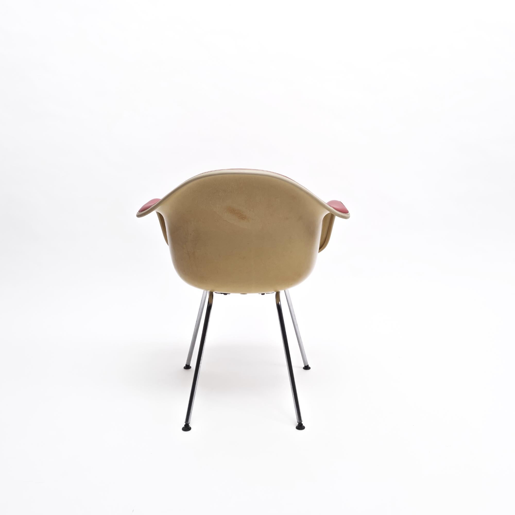 Nordamericano Poltrona 'Dax' in pelle rossa degli anni '60 di Charles and Ray Eames in vendita