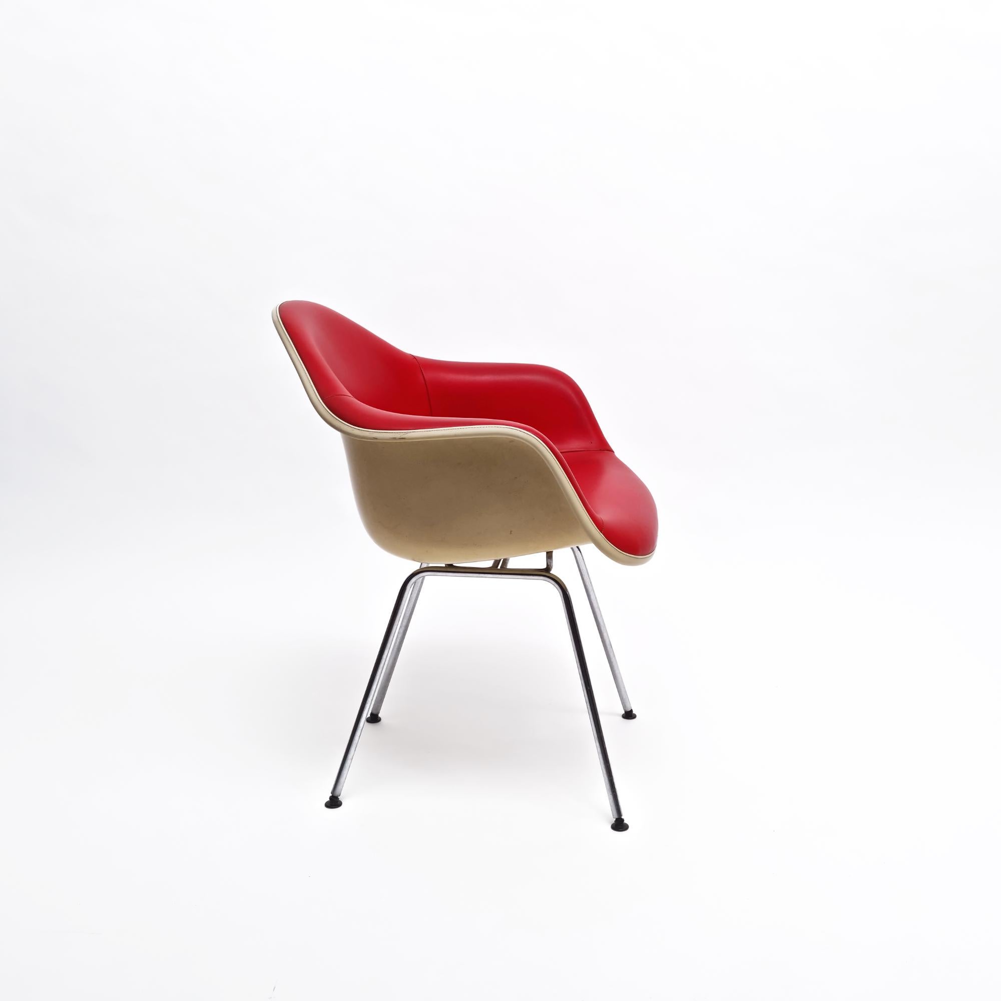 Poltrona 'Dax' in pelle rossa degli anni '60 di Charles and Ray Eames In condizioni buone in vendita a Hilversum, NL