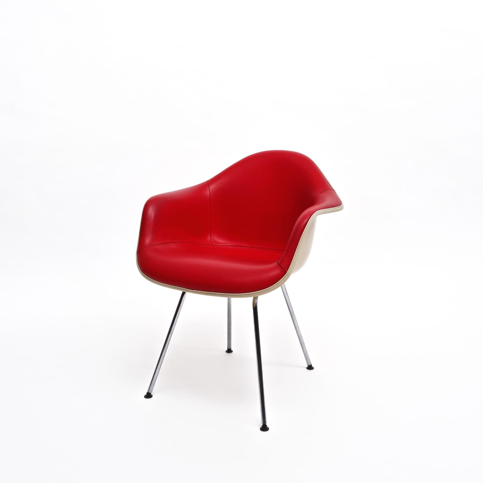 XX secolo Poltrona 'Dax' in pelle rossa degli anni '60 di Charles and Ray Eames in vendita