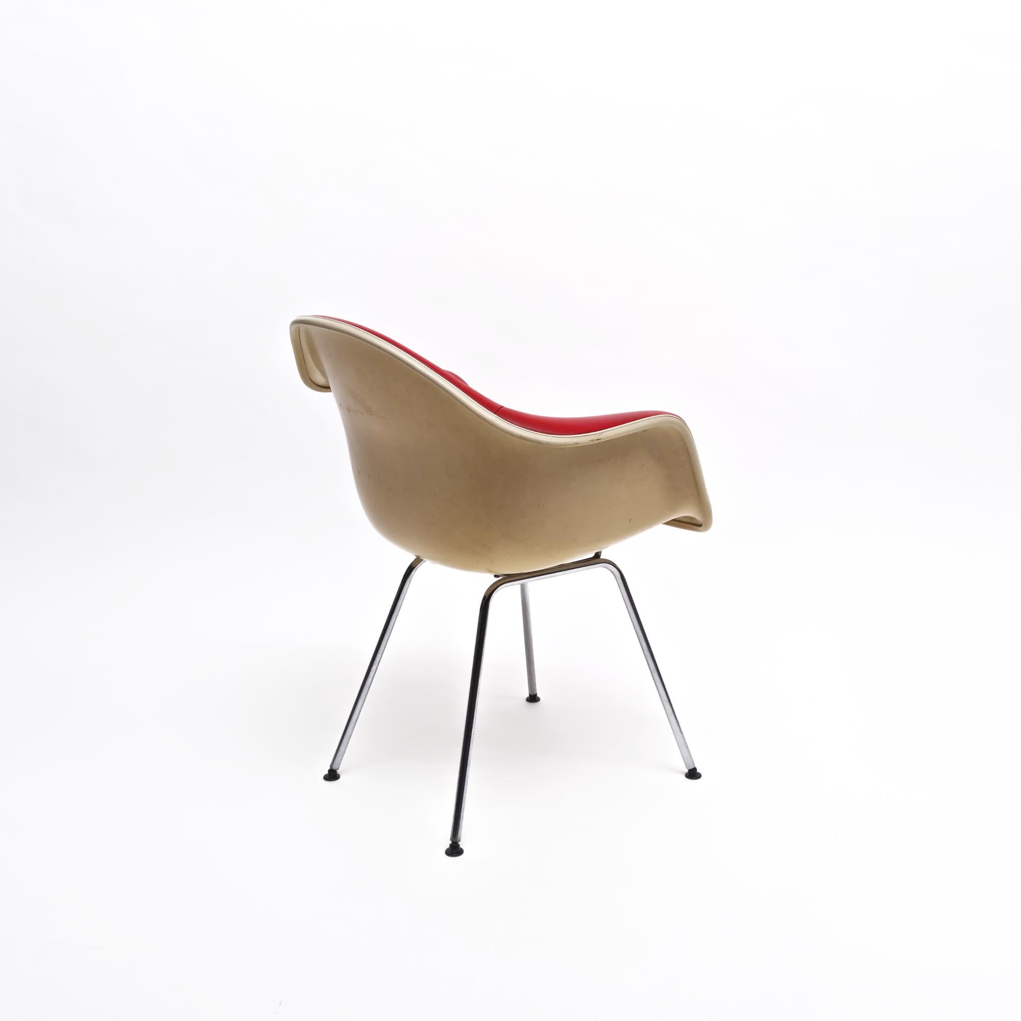 Acciaio Poltrona 'Dax' in pelle rossa degli anni '60 di Charles and Ray Eames in vendita