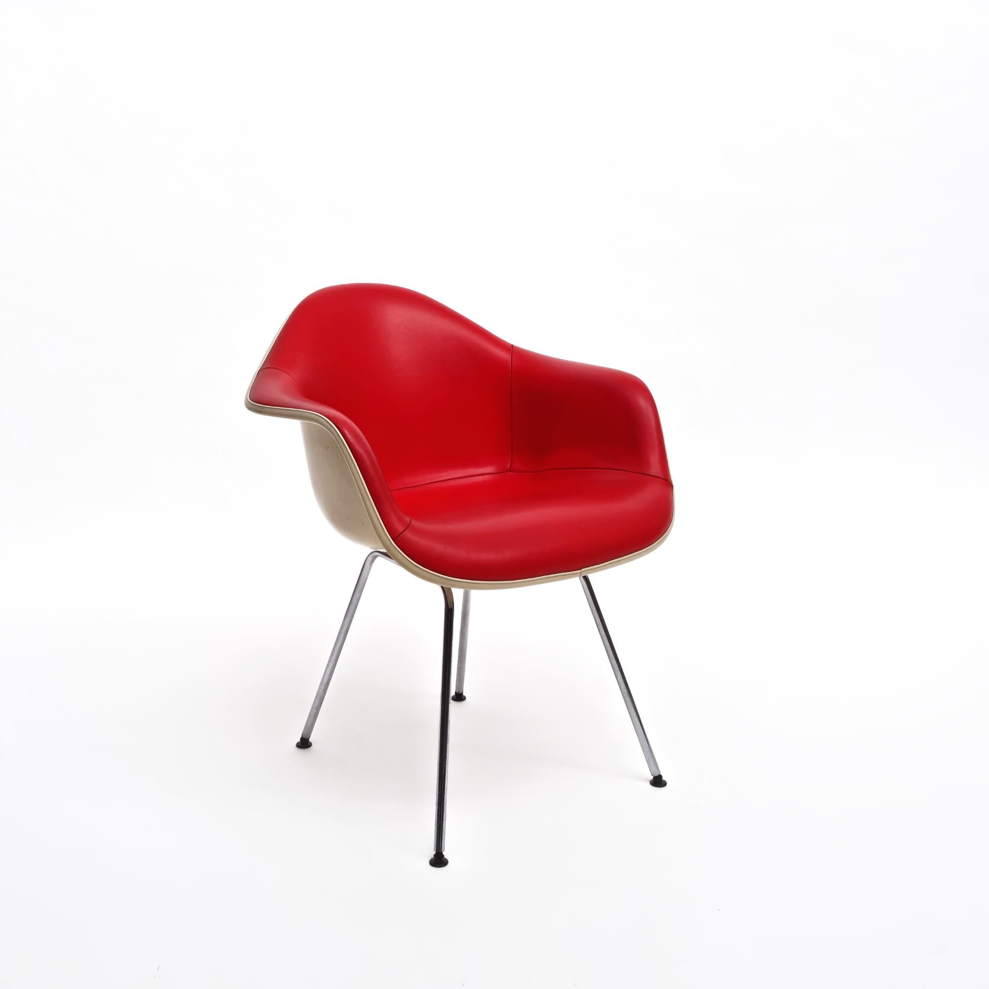 Poltrona 'Dax' in pelle rossa degli anni '60 di Charles and Ray Eames in vendita 1
