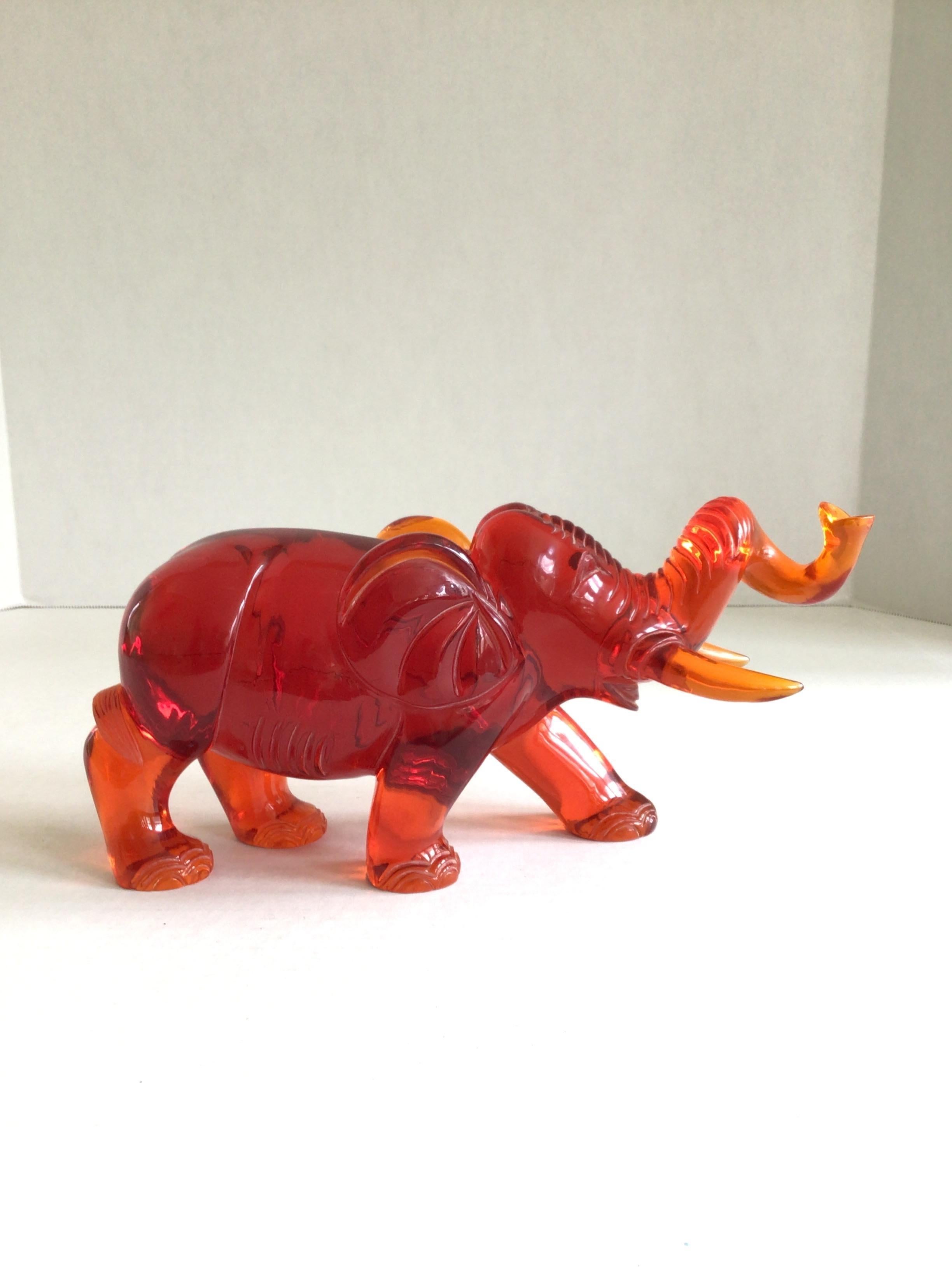 1960er Jahre Roter Lucite-Elefant
Sehr kleiner Chip am Ohr (wie im Bild gezeigt)