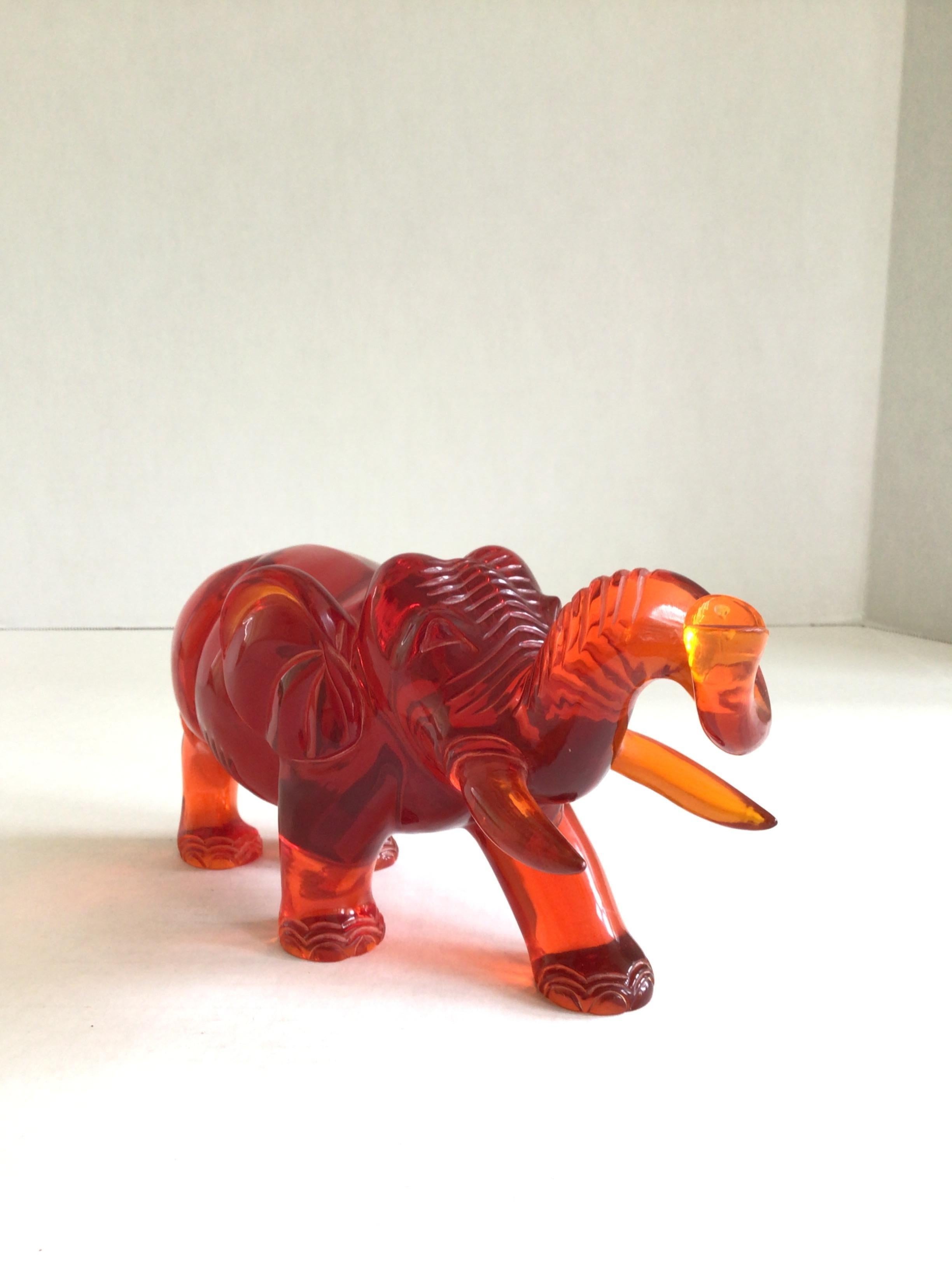 1960er Jahre Roter Lucite-Elefant (Moderne) im Angebot