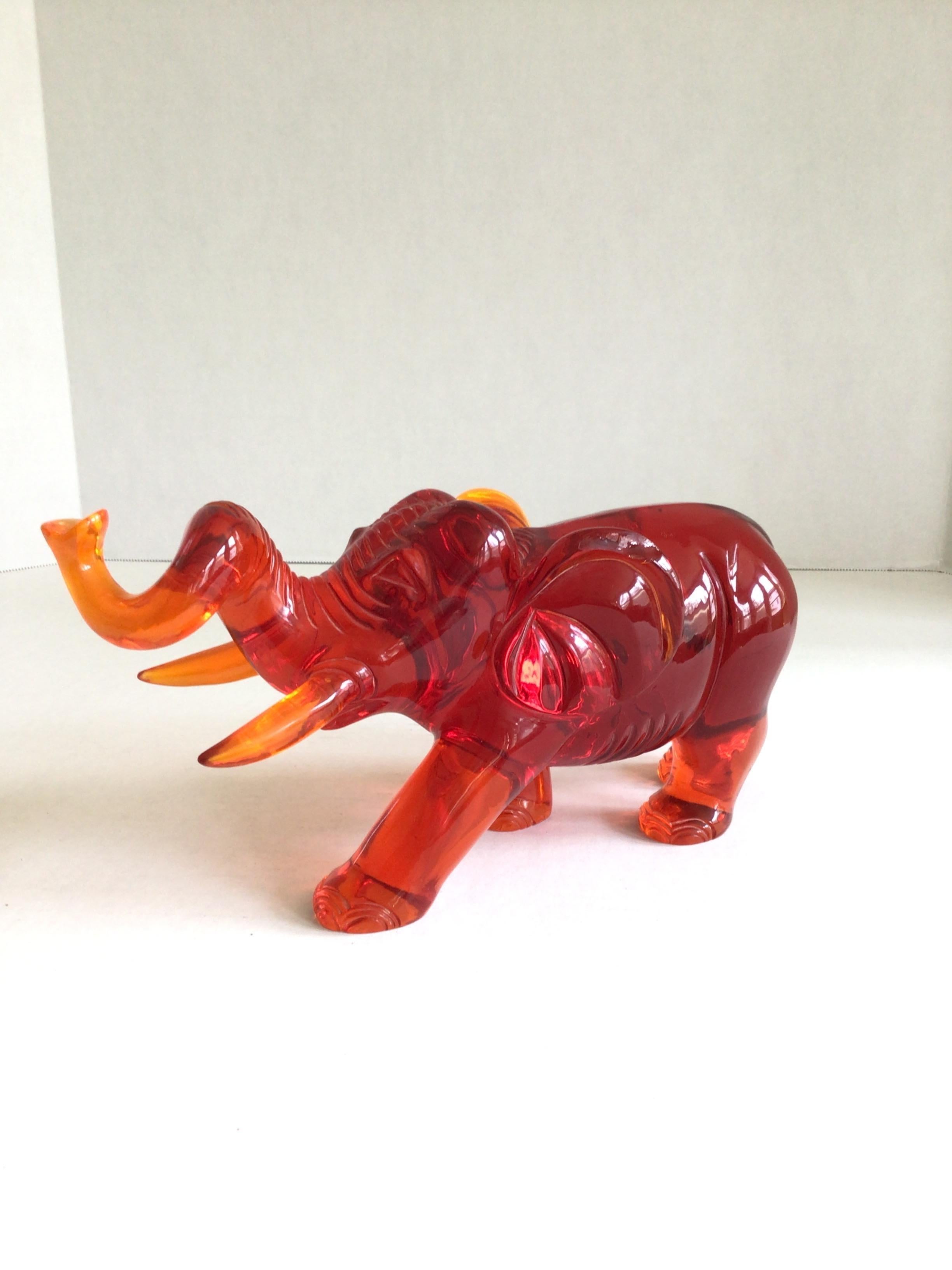 1960er Jahre Roter Lucite-Elefant (Gegossen) im Angebot