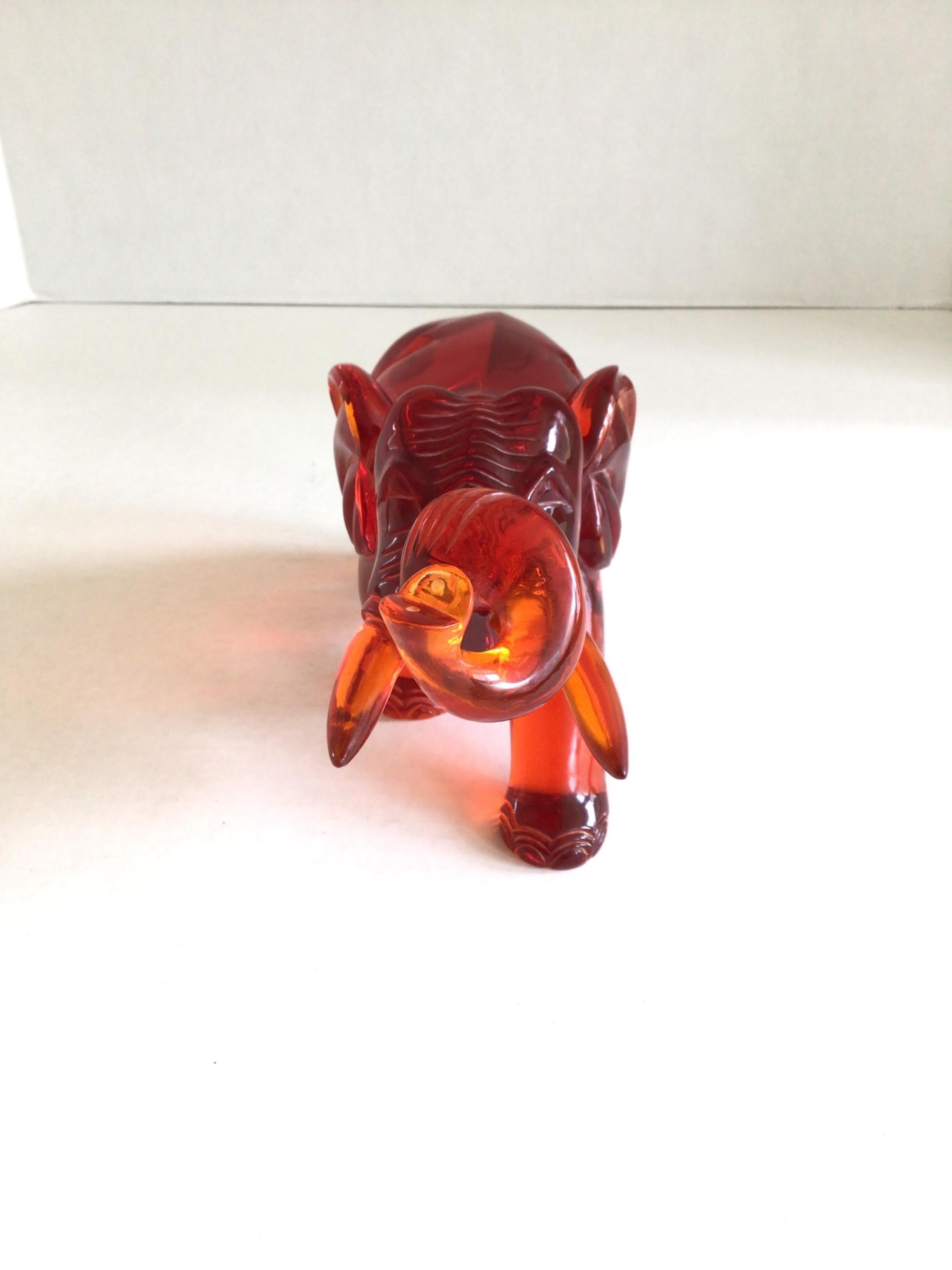 1960er Jahre Roter Lucite-Elefant im Zustand „Gut“ im Angebot in Tarrytown, NY