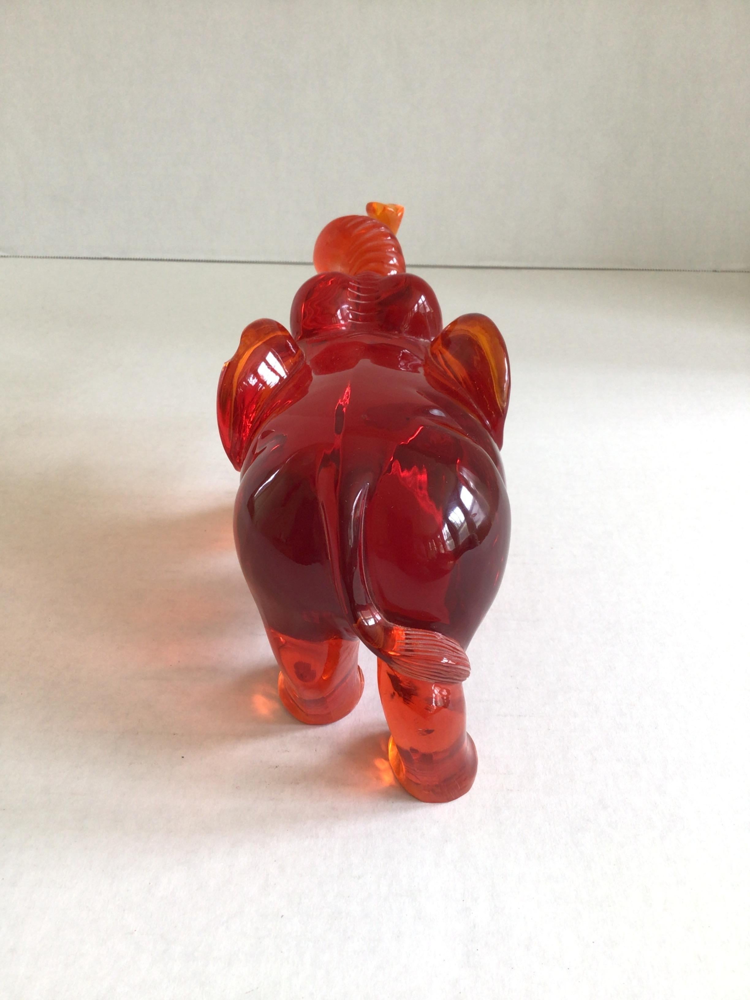 1960er Jahre Roter Lucite-Elefant (Mitte des 20. Jahrhunderts) im Angebot
