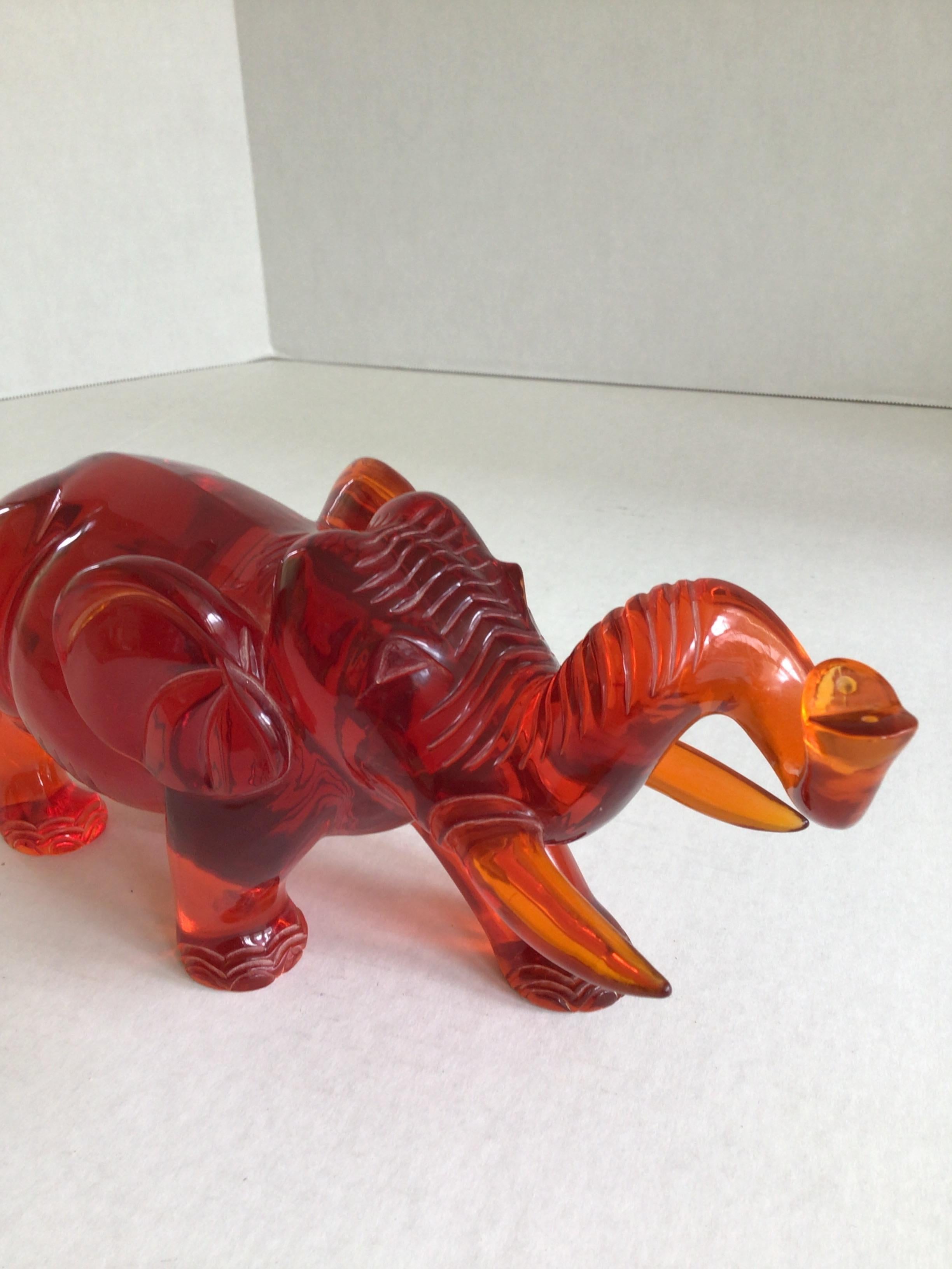 1960er Jahre Roter Lucite-Elefant im Angebot 2