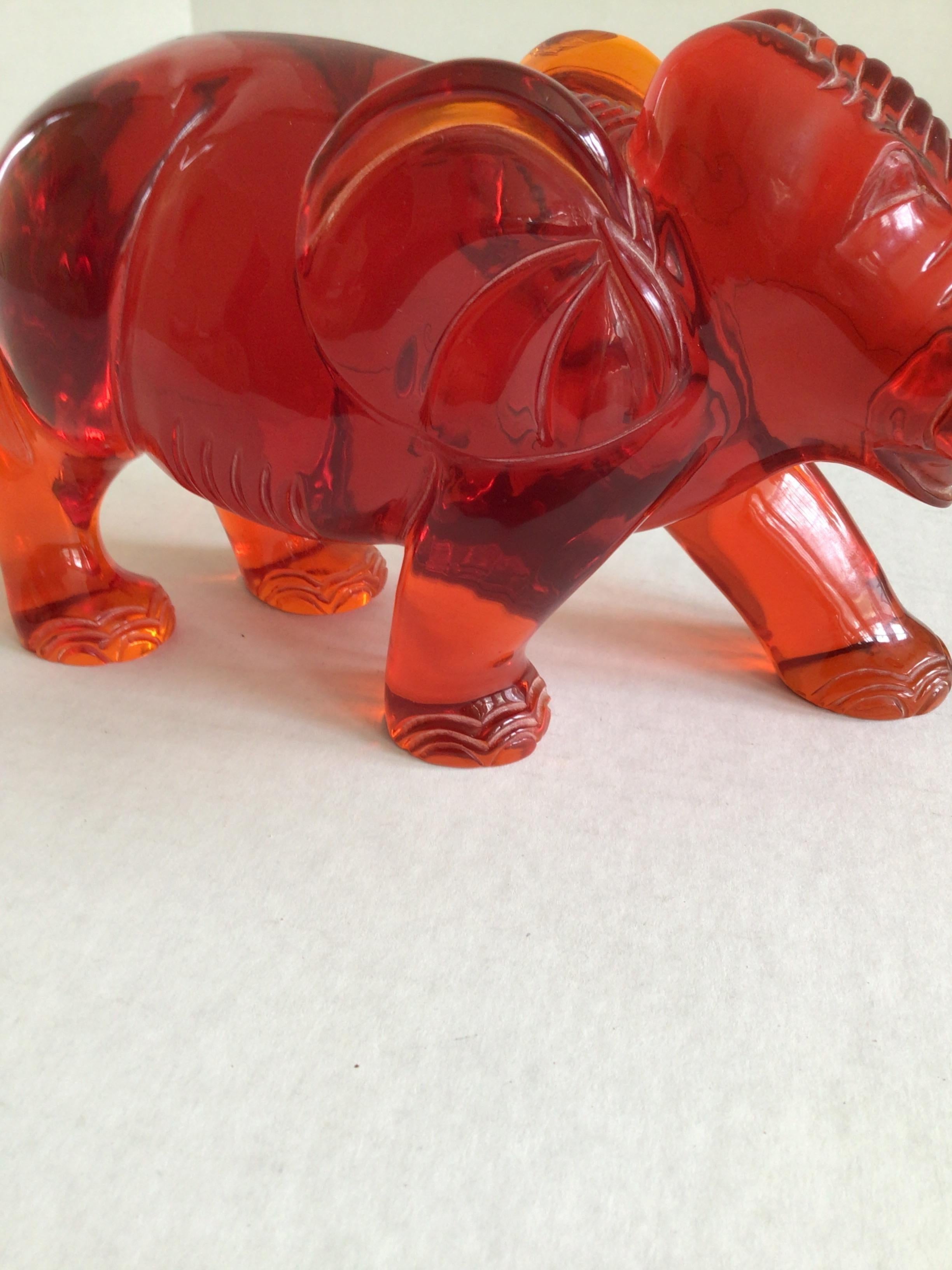 1960er Jahre Roter Lucite-Elefant im Angebot 3