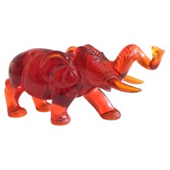Elefante rojo de lucita de los años 60