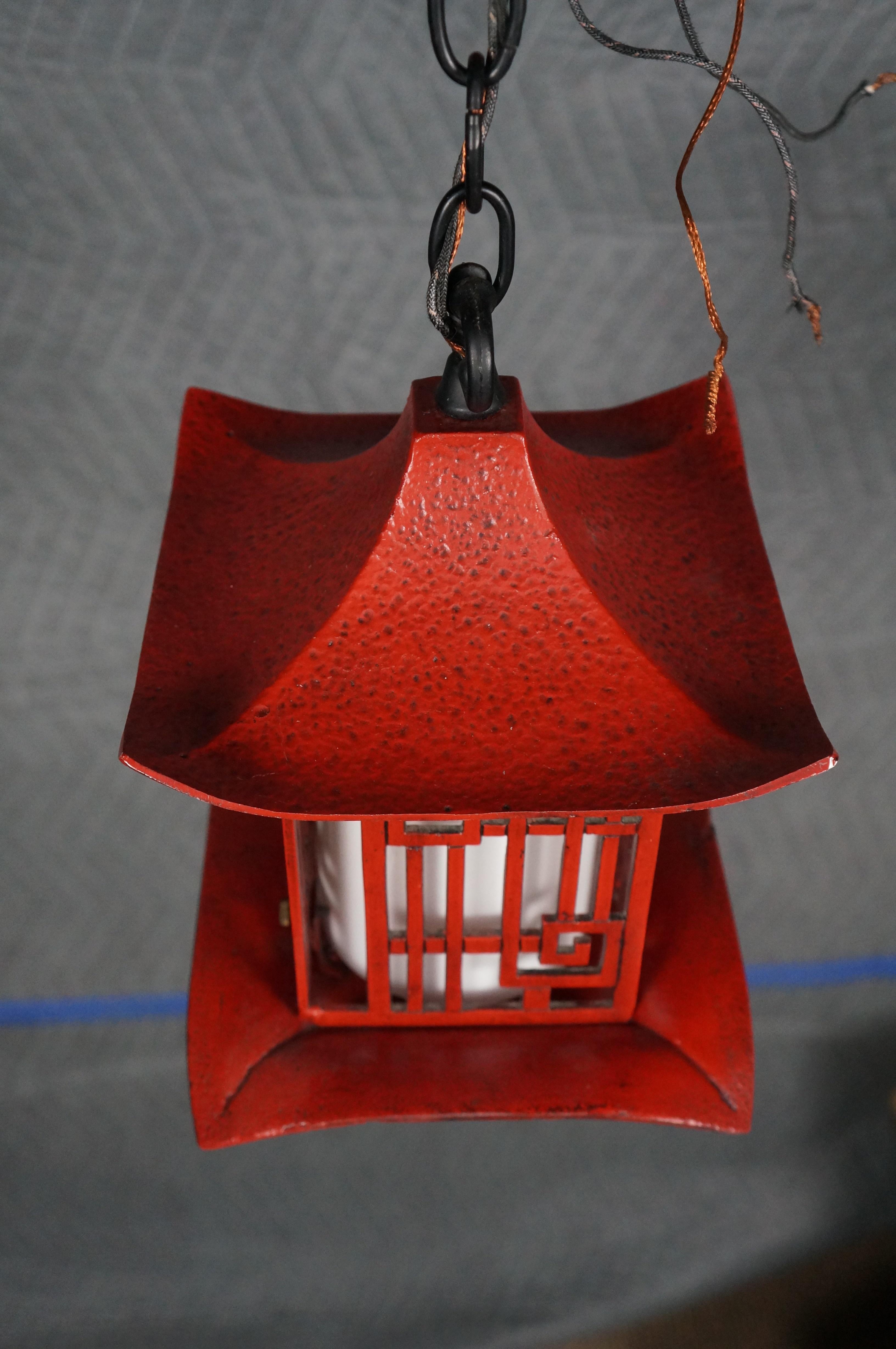 Lampada a sospensione a pagoda cinese in metallo rosso Chinoiserie degli anni '60 in vendita 4