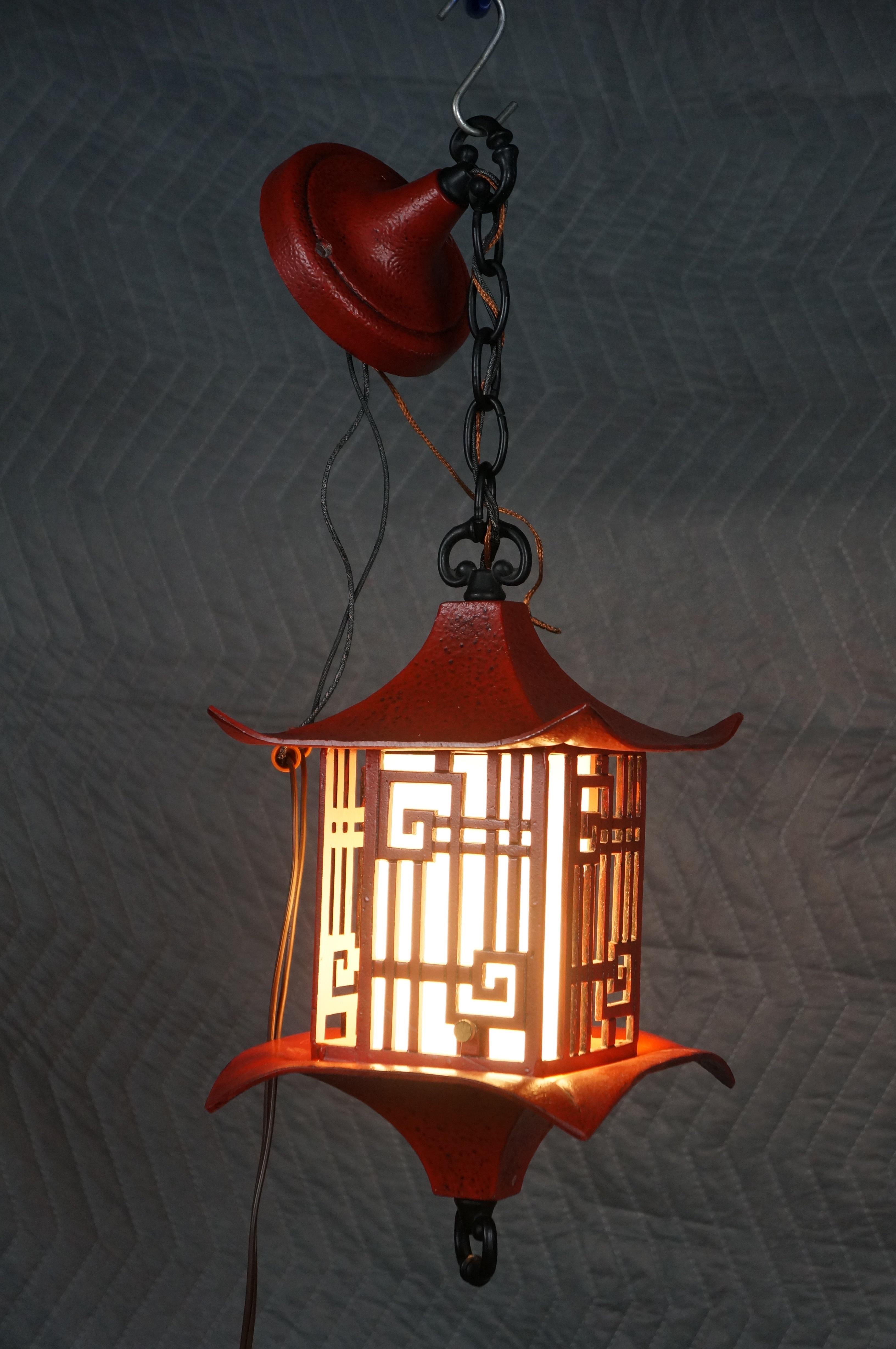 Lampada a sospensione a pagoda cinese in metallo rosso Chinoiserie degli anni '60 in vendita 5