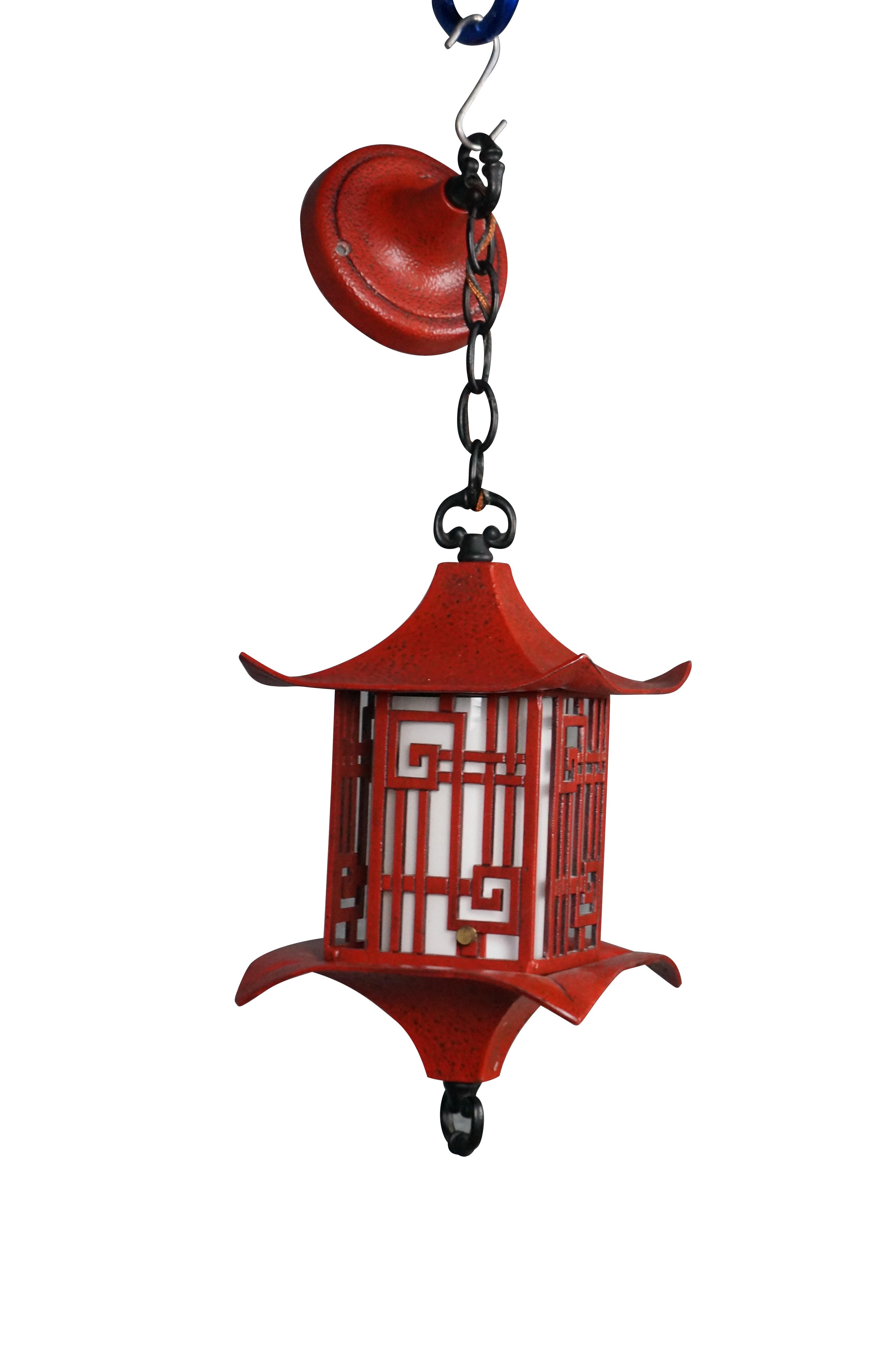 Cineserie Lampada a sospensione a pagoda cinese in metallo rosso Chinoiserie degli anni '60 in vendita