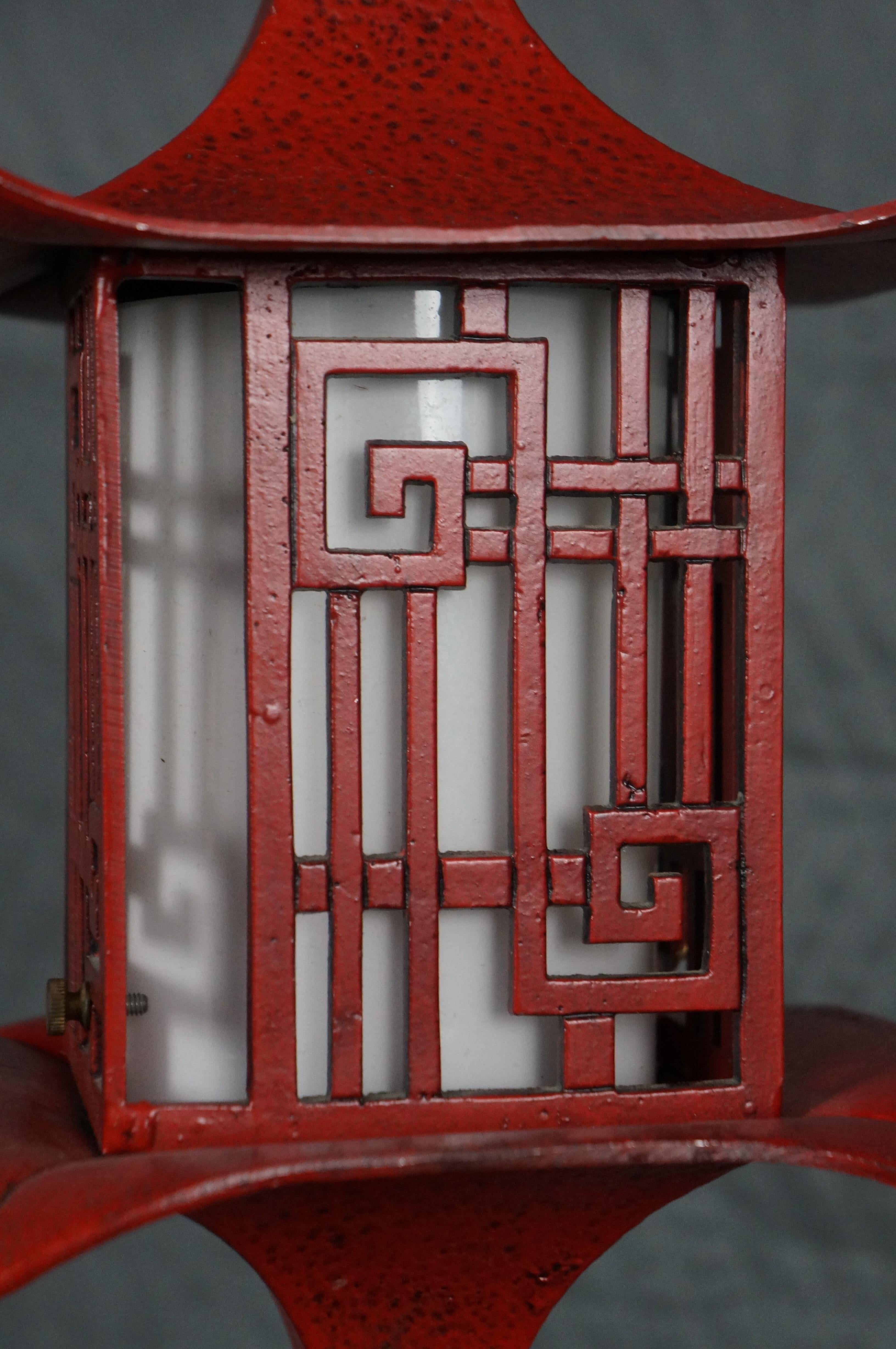 XX secolo Lampada a sospensione a pagoda cinese in metallo rosso Chinoiserie degli anni '60 in vendita